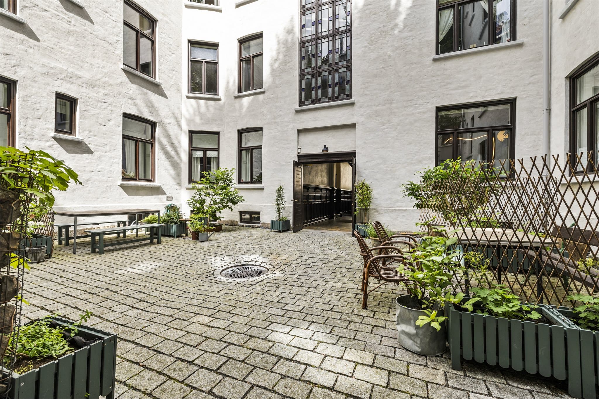 Nyt rolige omgivelser i sameiets hyggelige bakgård.