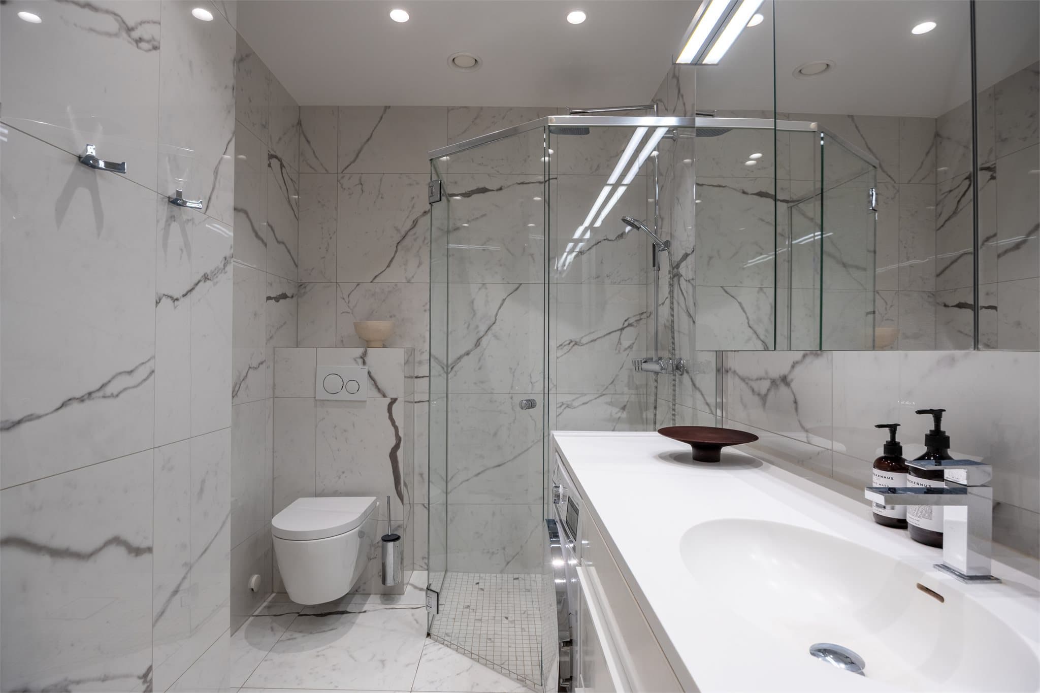 Lekkert helfliset bad fra 2019 med gulvvarme og downlights i tak.