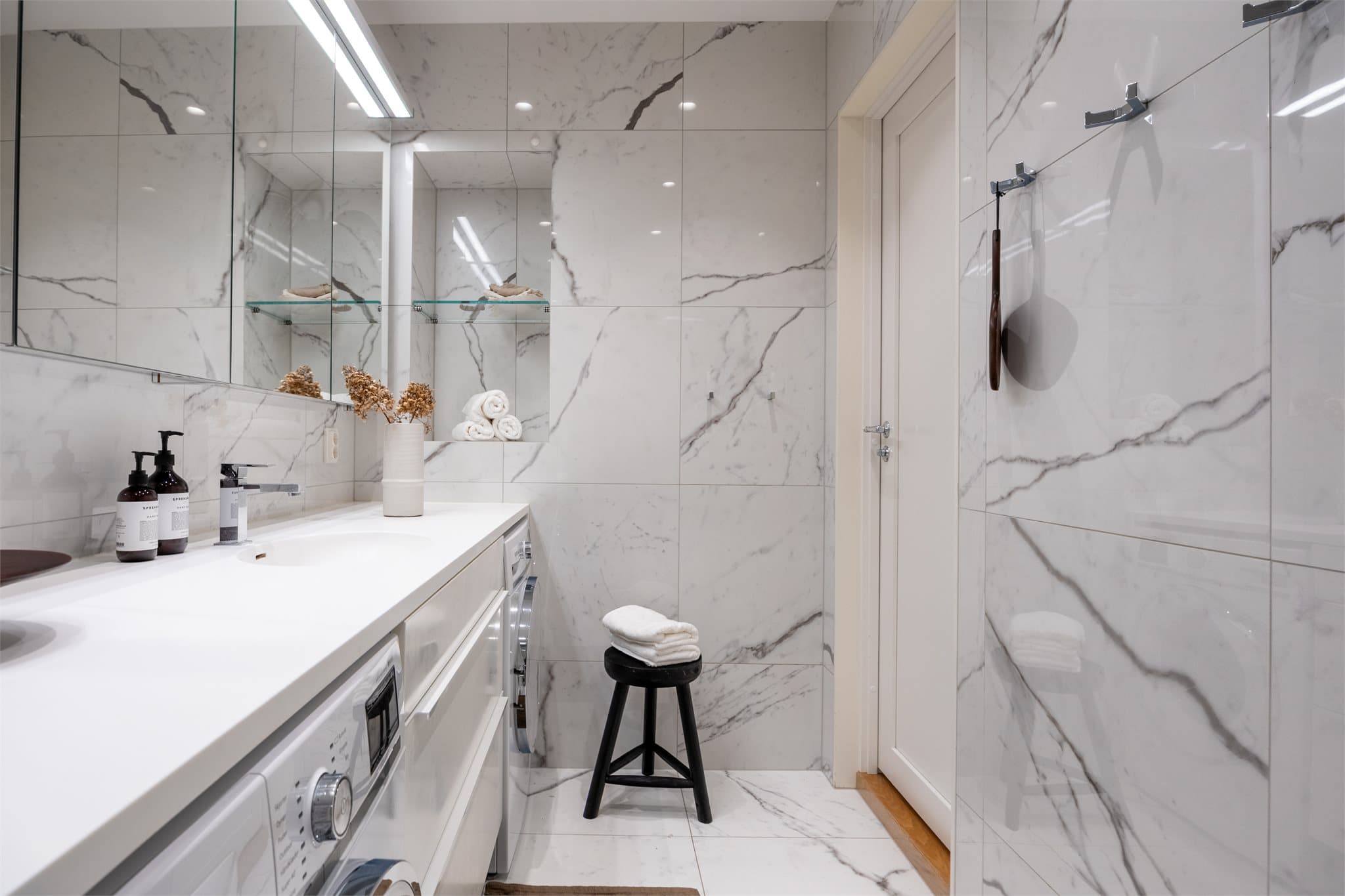 Gulvvarme, samt downlights i tak.