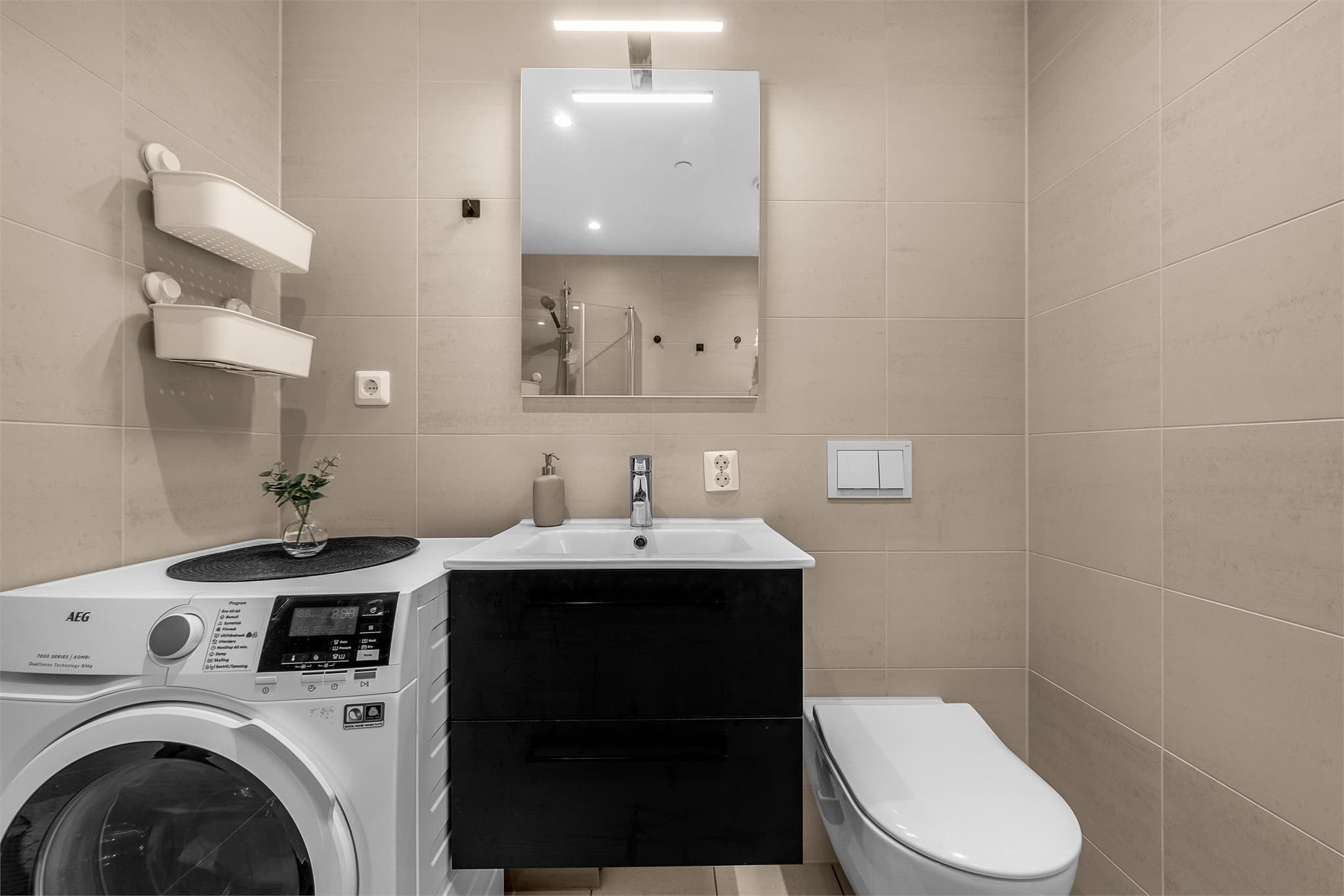 Baderommet har delikate fliser på gulv og vegger. Her er det lagt vekt på kvalitet.