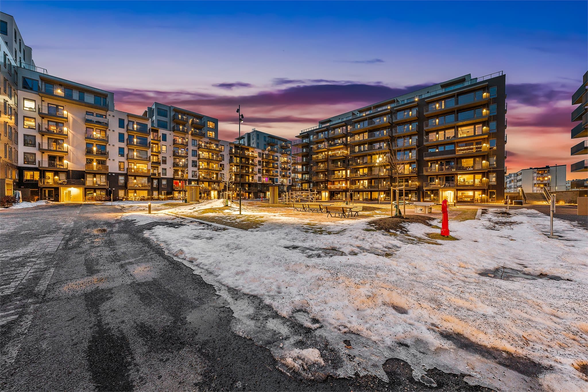 Leiligheten har en meget attraktiv beliggenhet med nærhet til barnehager, skoler, kollektivtransport og et rikt servicetilbud.