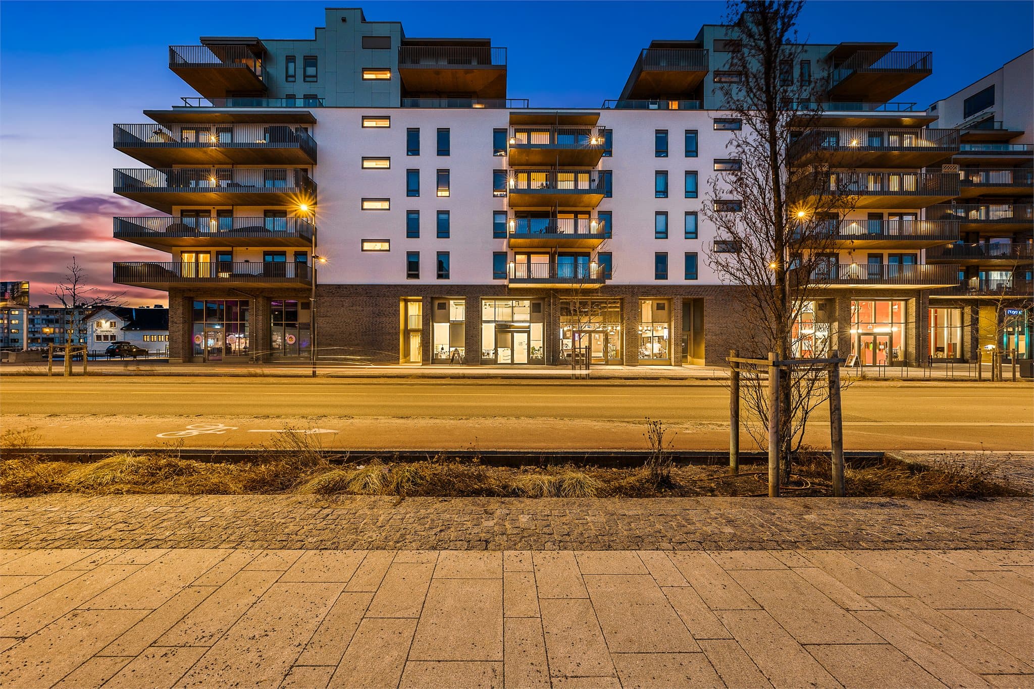 Dagligvarehandelen kan blant annet gjøres på Rema 1000, Coop Extra, Bunnpris og Joker. Triaden ligger kun noen få hundre meter unna leiligheten.