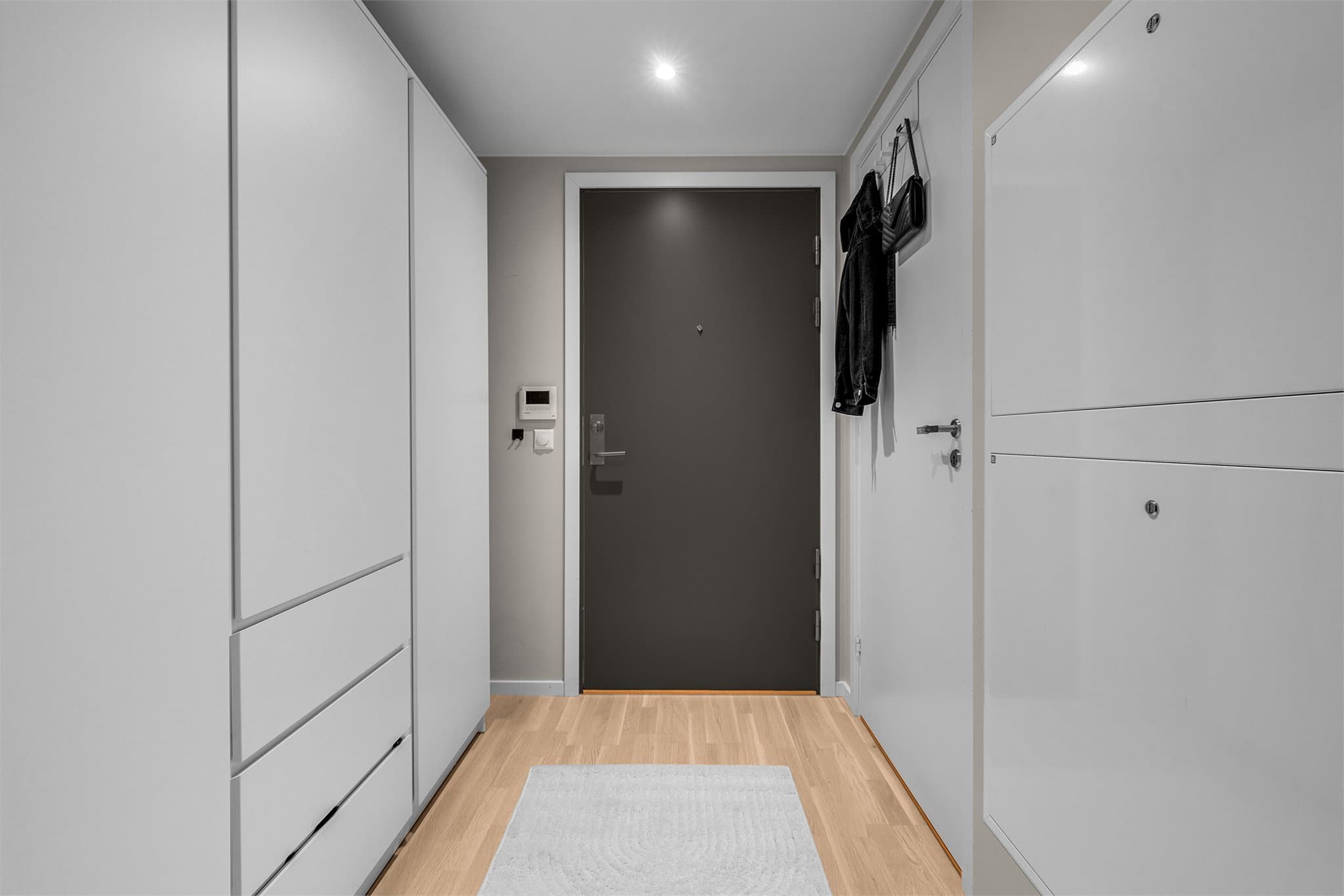 Leiligheten har en innbydende entré med plass til å henge fra seg yttertøy og sette fra seg sko. Det er også montert porttelefon med kamera.