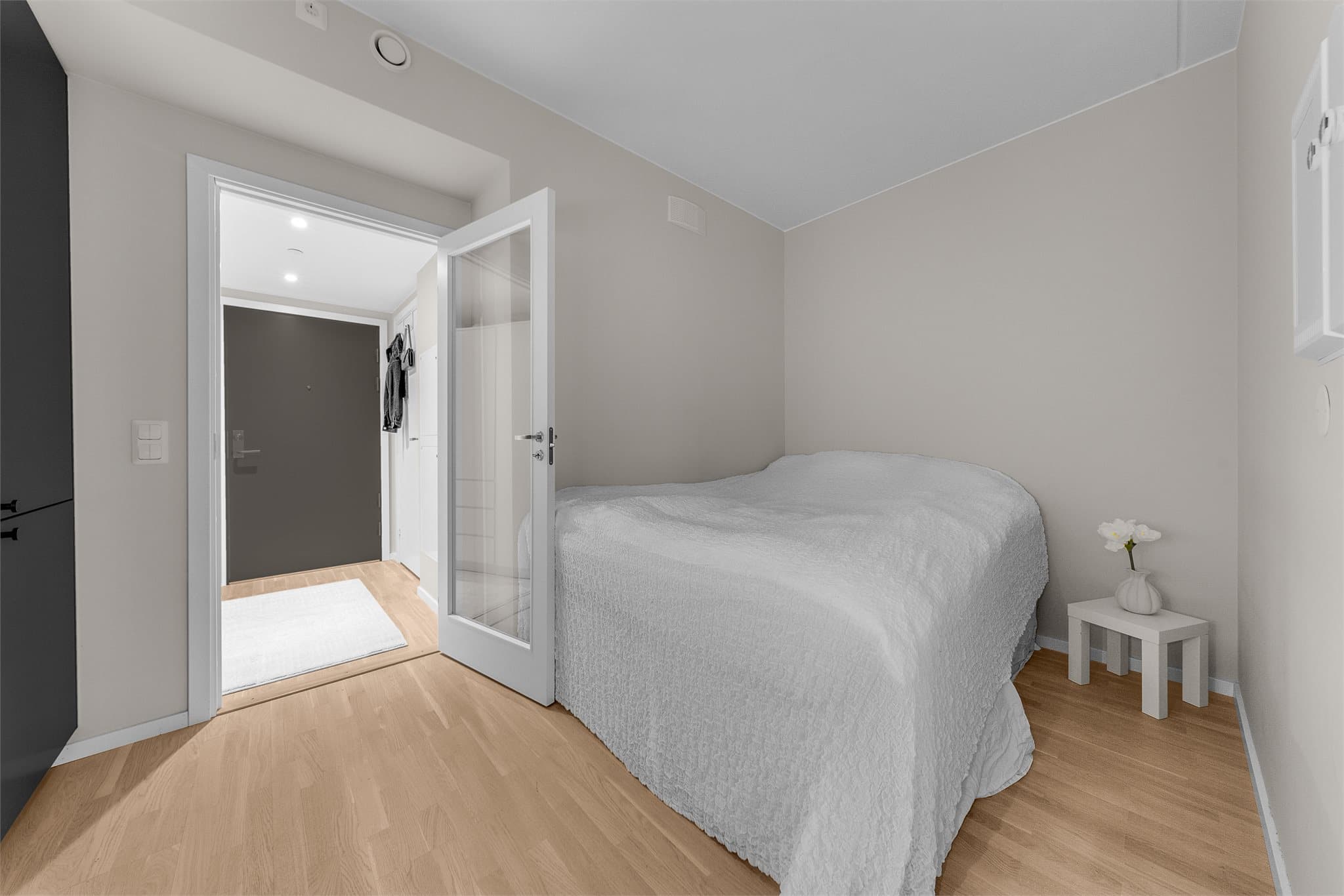 Plass til en praktisk sovealkove ved stuenkjøkkenet.