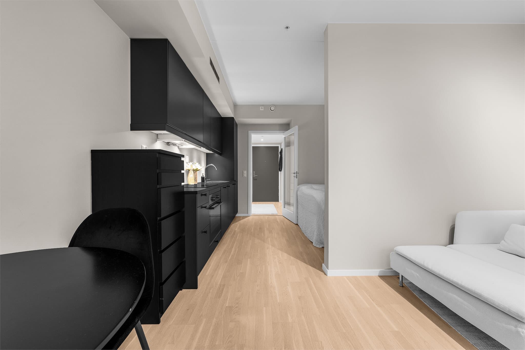 Leiligheten holder en svært god nybyg-standard med blant annet fjernvarme og balansert ventilasjon.