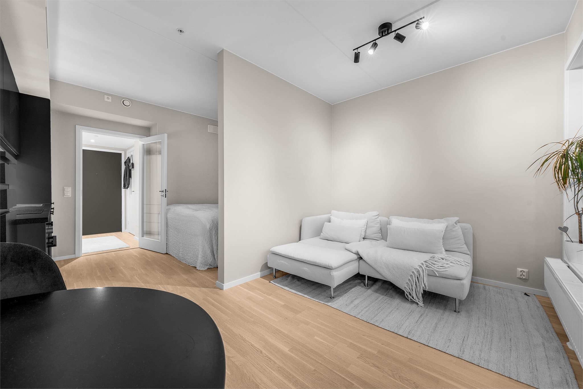 God plass til sofaseksjon i stuen.