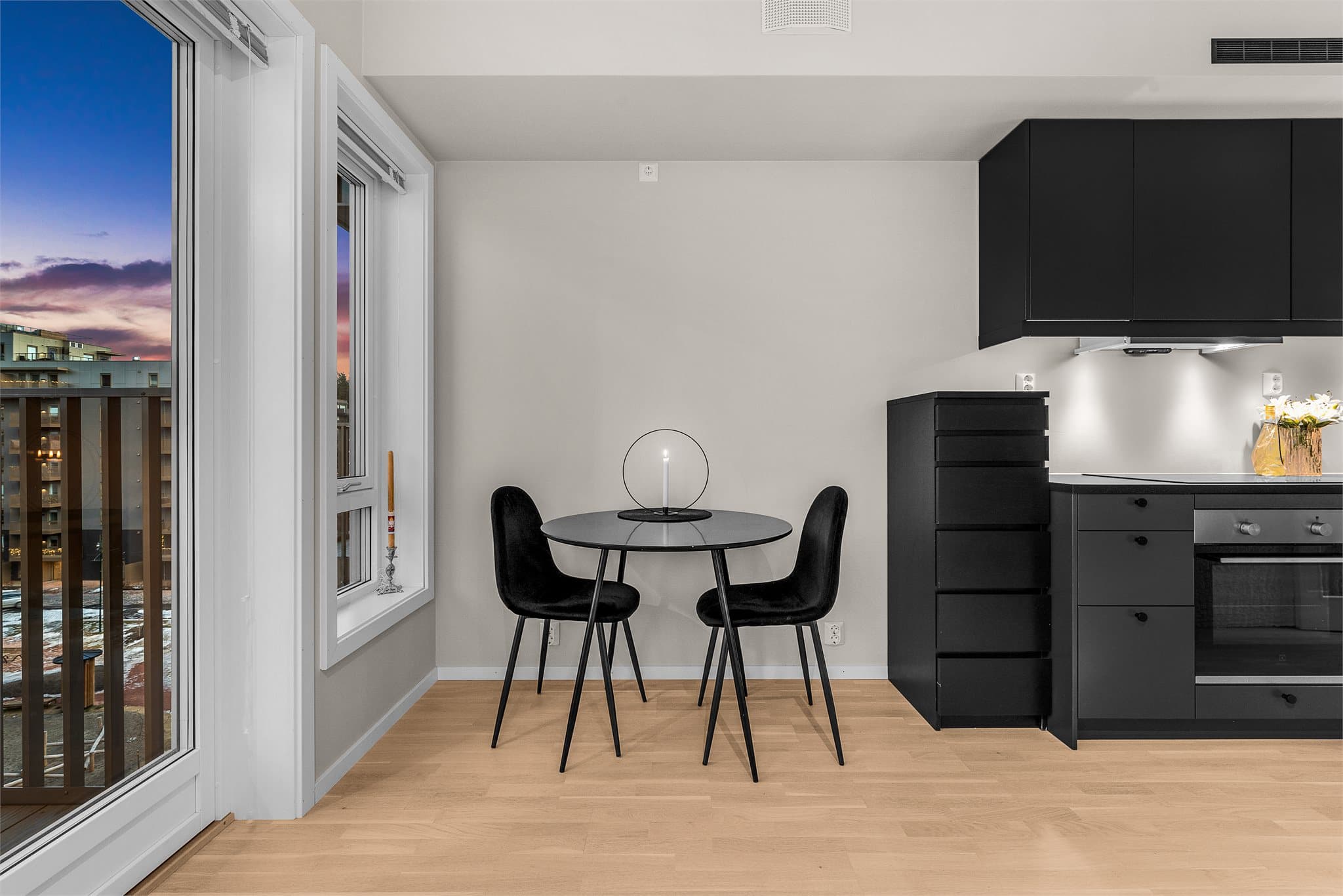 Ved kjøkkenet er det også plass til en koselig spiseplass.