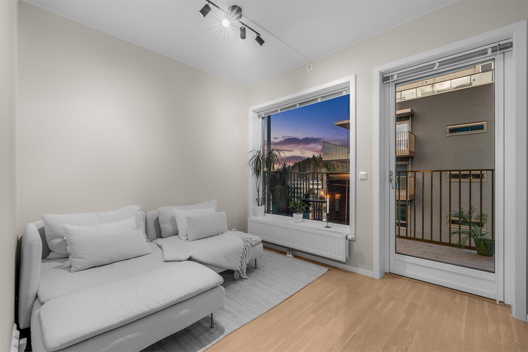 Direkte utgang til balkongen fra stuen.