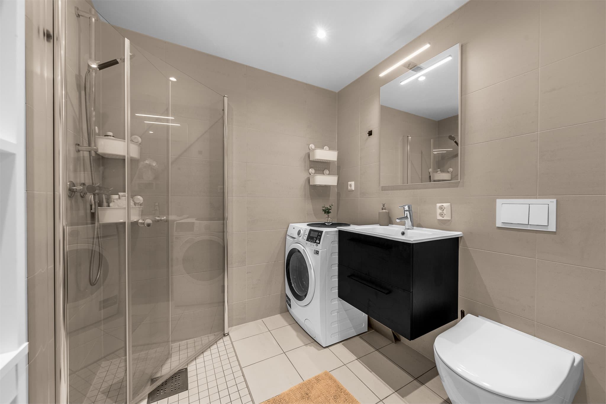 Baderommet har delikate fliser på gulv og vegger. Her er det lagt vekt på kvalitet.