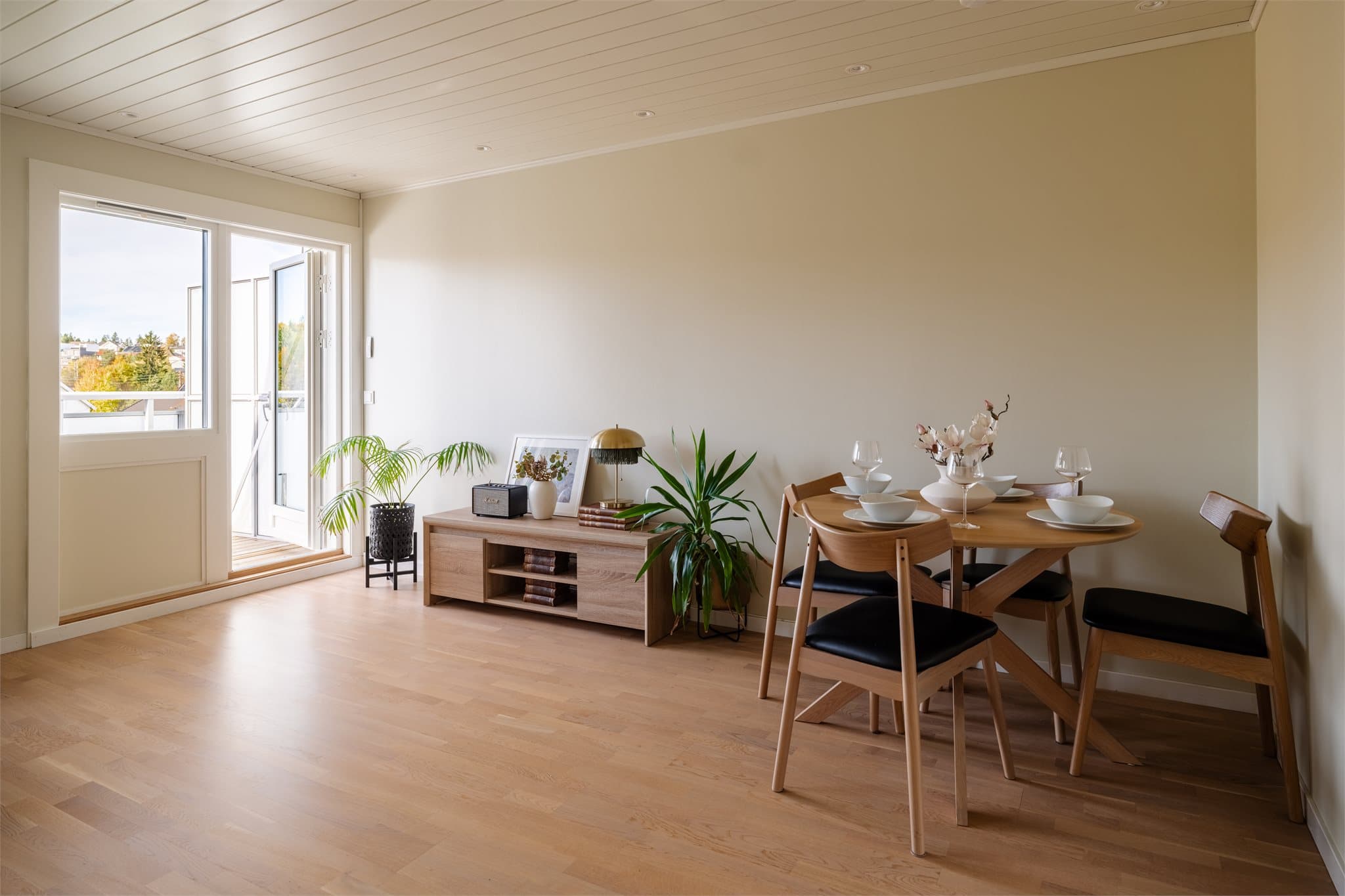 Stuen er av fin størrelse, med lysmalte vegg- og takflater samt parkett på gulvet.