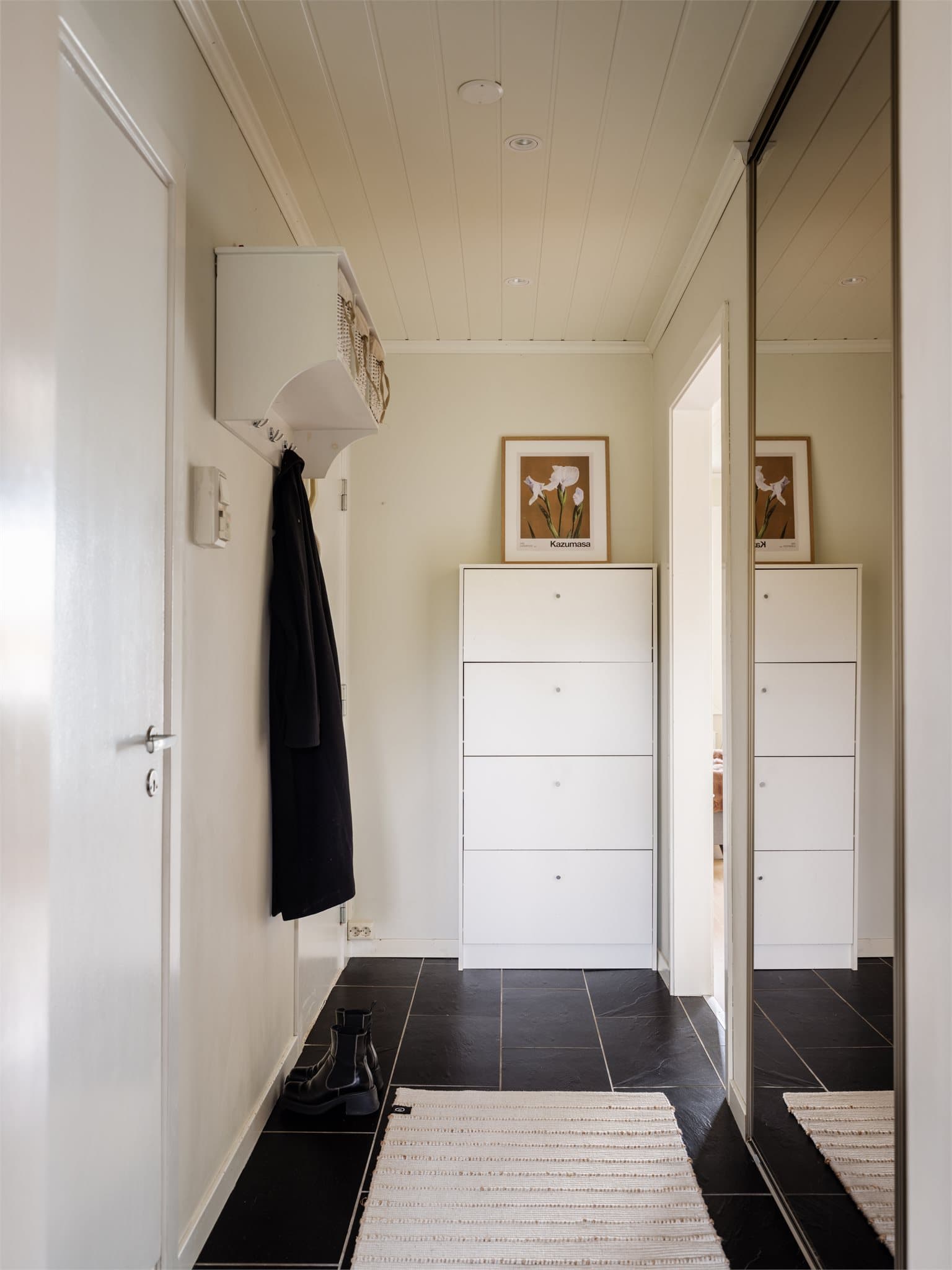 Det er etablert en smart skyvedørsgarderobe med speildører i entréen, som også gir tilgang til soverommet.