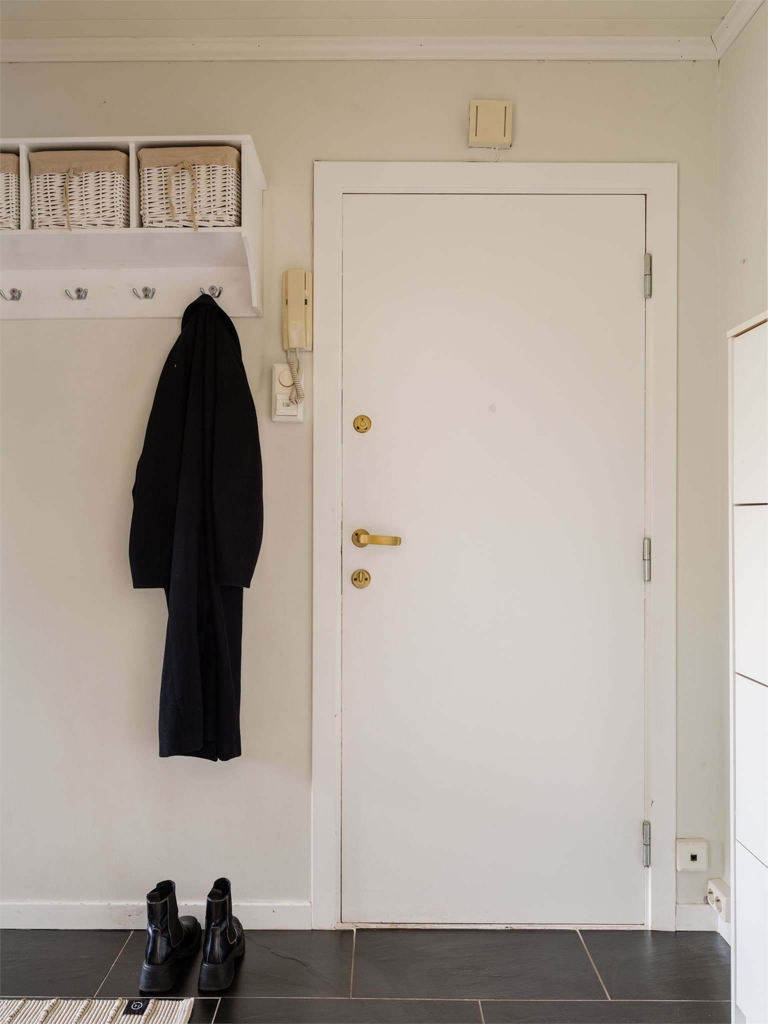 Dørcalling med åpner gjør det enkelt å slippe inn gjester fra bakkeplan.