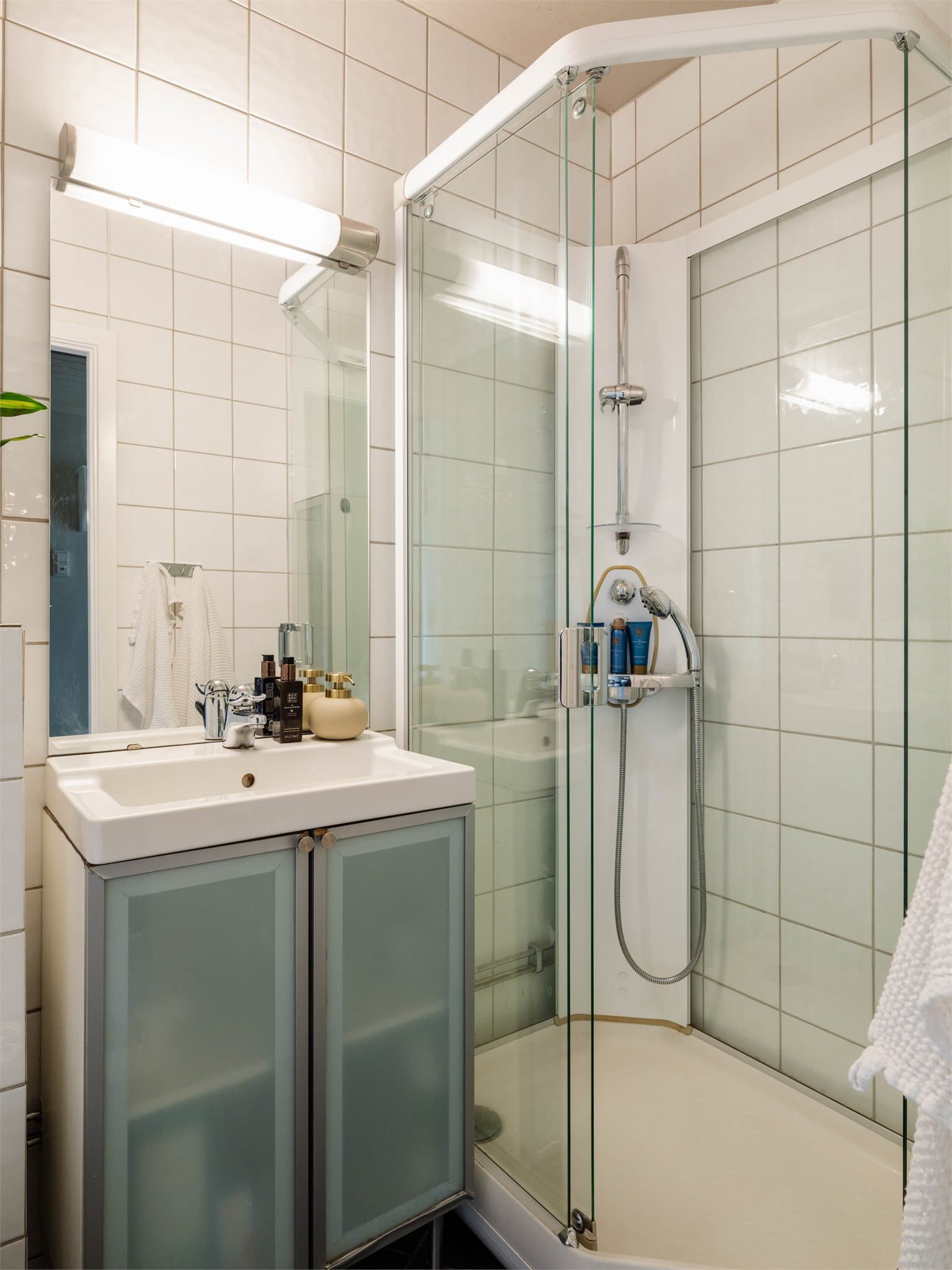Videre har badet veggmontert toalett, dusjkabinett med skyvedører, håndholdt dusj og termostatstyrt blandebatteri. Det er avtrekk i veggen.