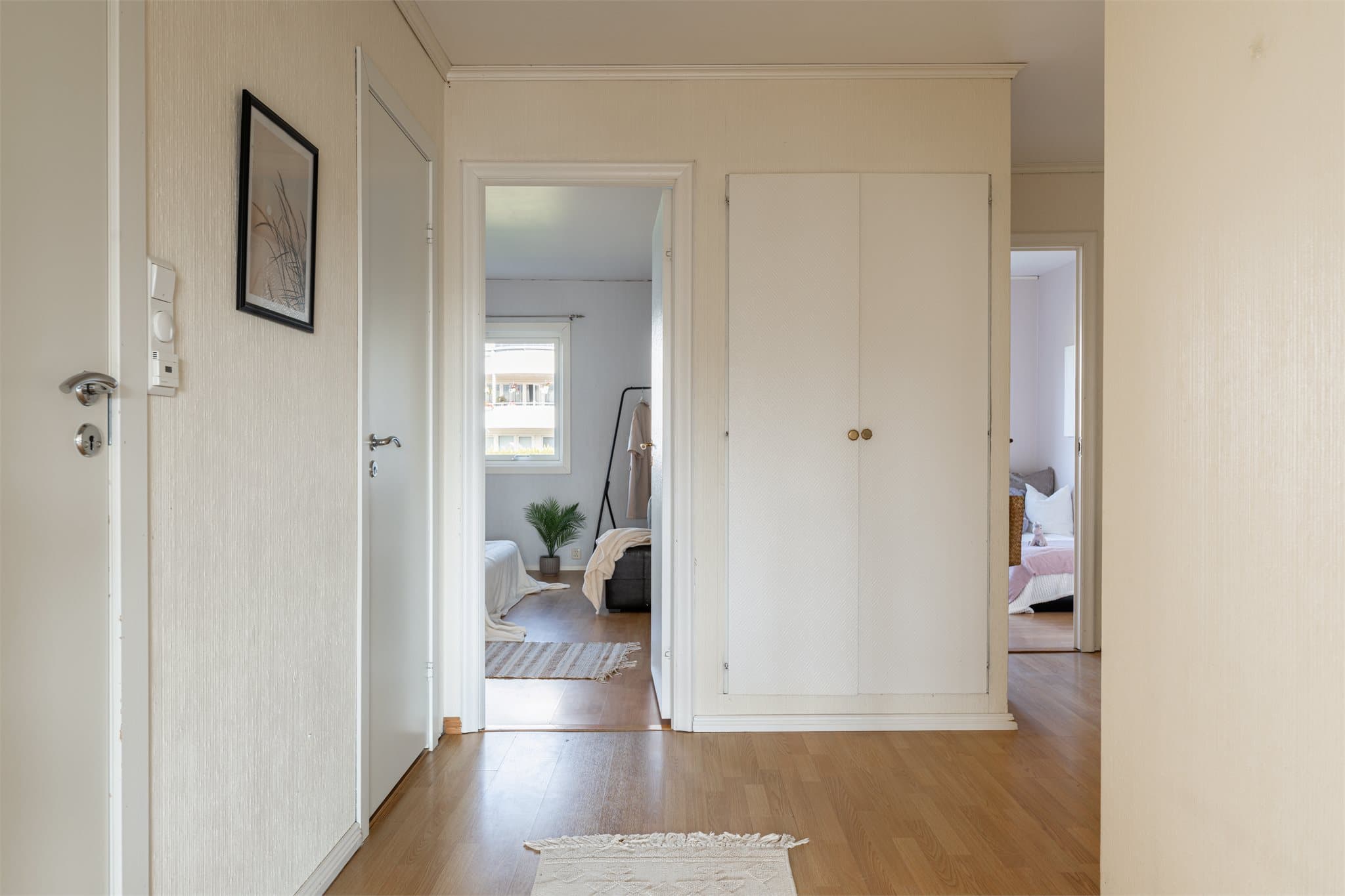 Fra entréen er det adkomst til boligens øvrige rom, samt en praktisk innvendig bod.