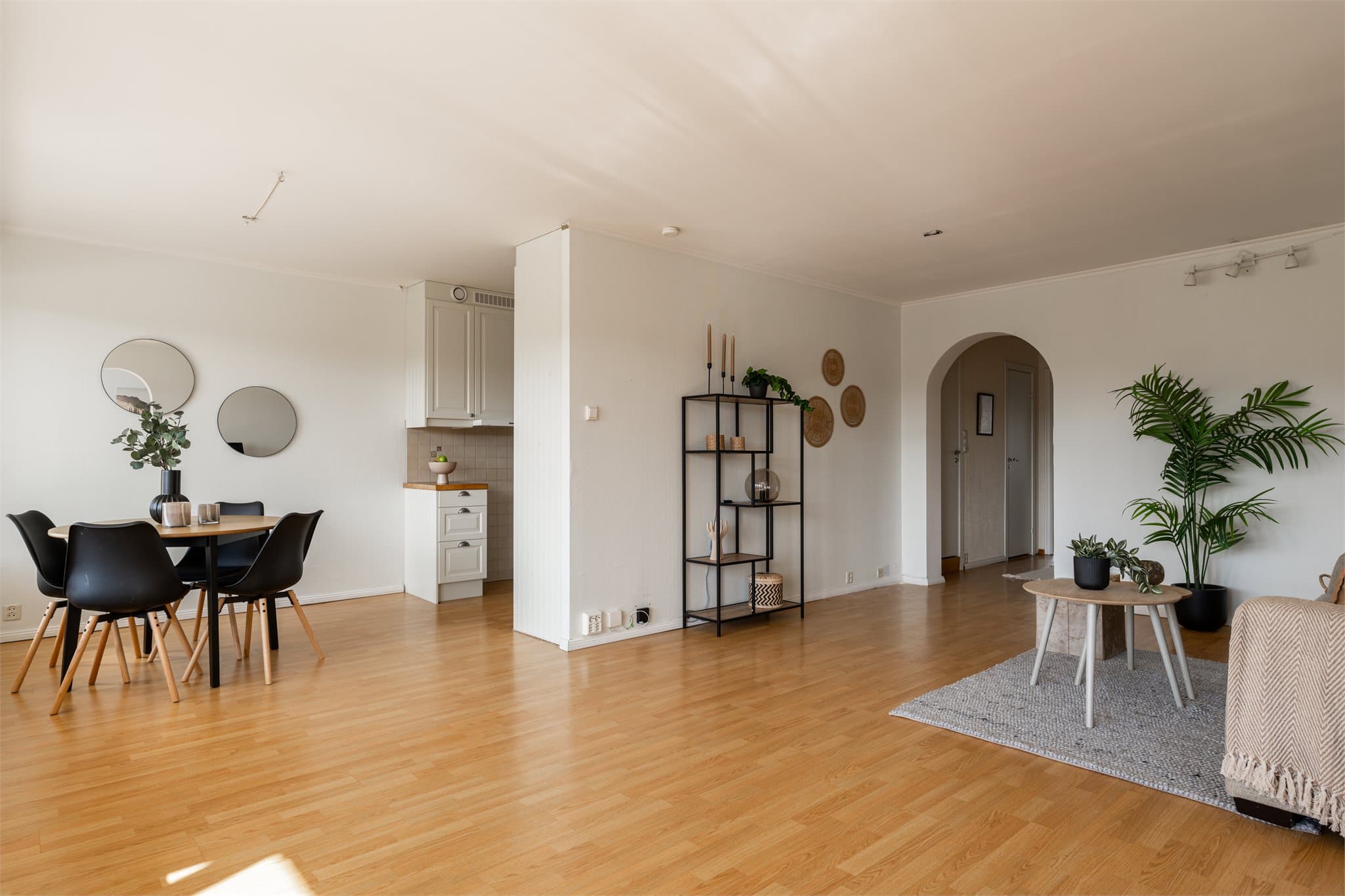 Det er god plass til både sofagruppe og spisebord.