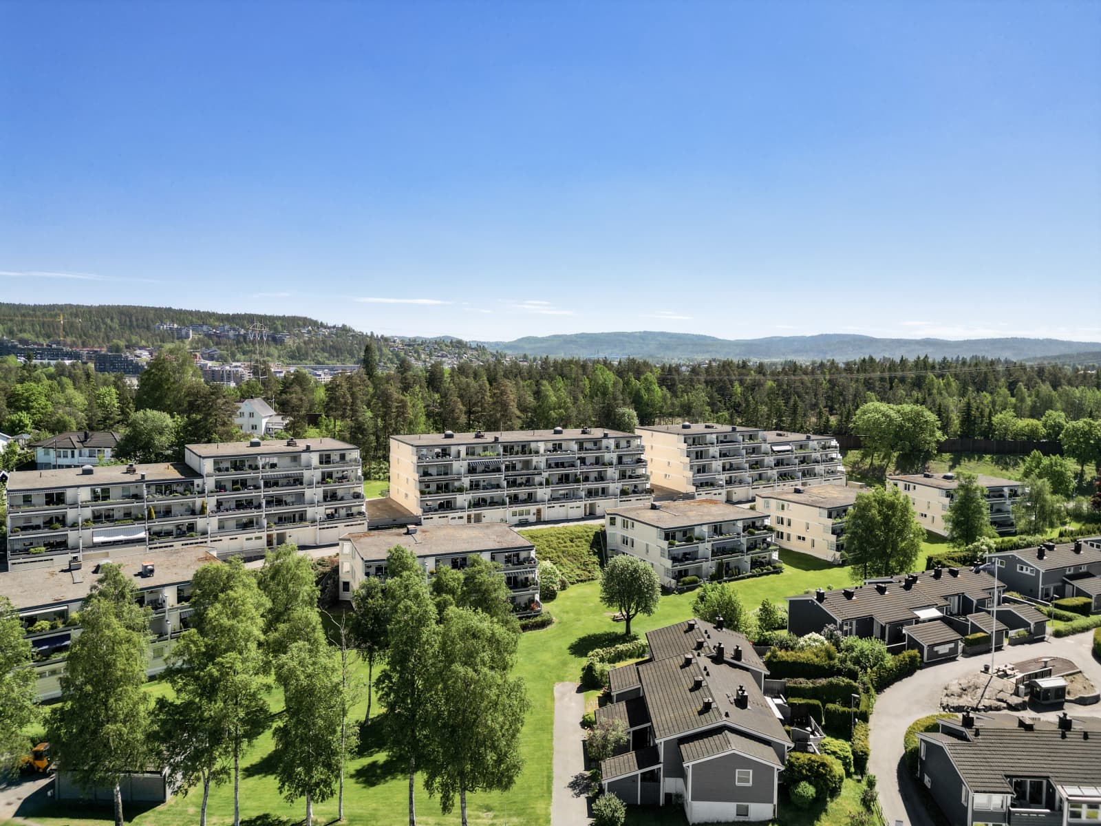 Bo i et av Høybråtens mest etterspurte boligområder. Starveien Borettslag er et populært valg for både barnefamilier, førstegangskjøpere og voksne som ønsker en trygg og trivelig tilværelse.