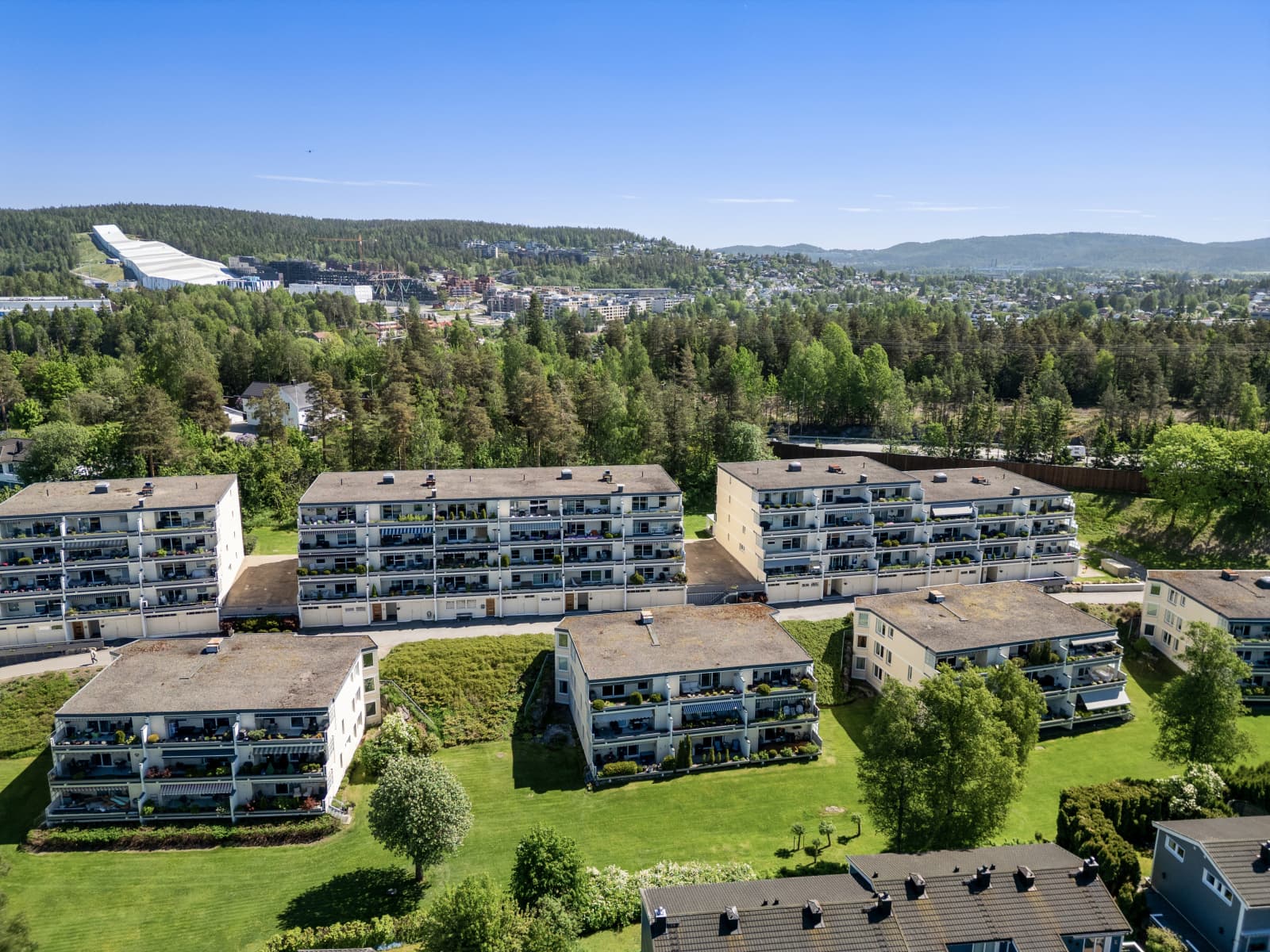 LOCATION, LOCATION, LOCATION: Noen vil kalle det indrefileten innerst i borettslaget. Stikkord: lav puls og lave skuldre. Med endeleilighet i 2. etasje får du en kombinasjon av enkel adkomst, gode lysforhold fra tre sider og lite innsyn.