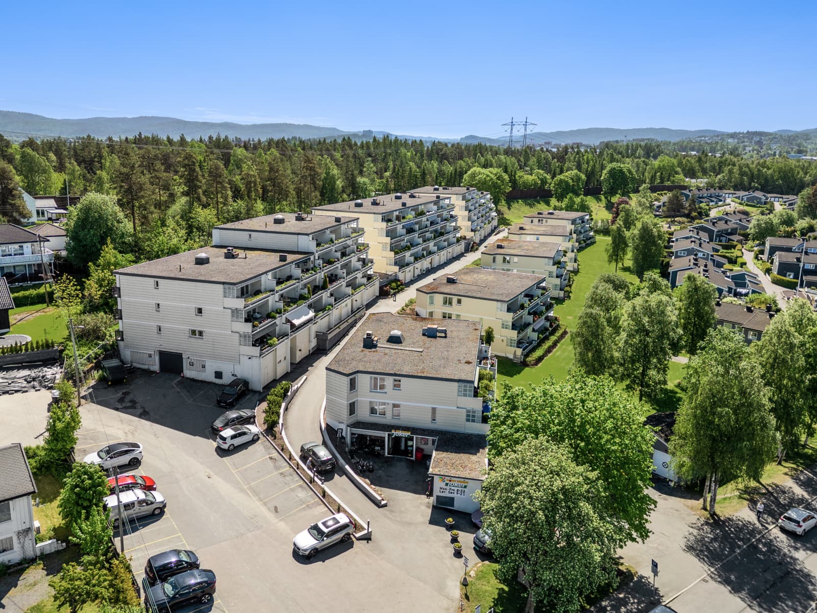 Området rundt Høybråten er kjent for sitt trygge og familievennlige miljø, flotte turmuligheter og grønne parker. Her bor du med kort vei til marka, idrettsanlegg og gode kollektivforbindelser som tar deg raskt inn til Oslo sentrum.