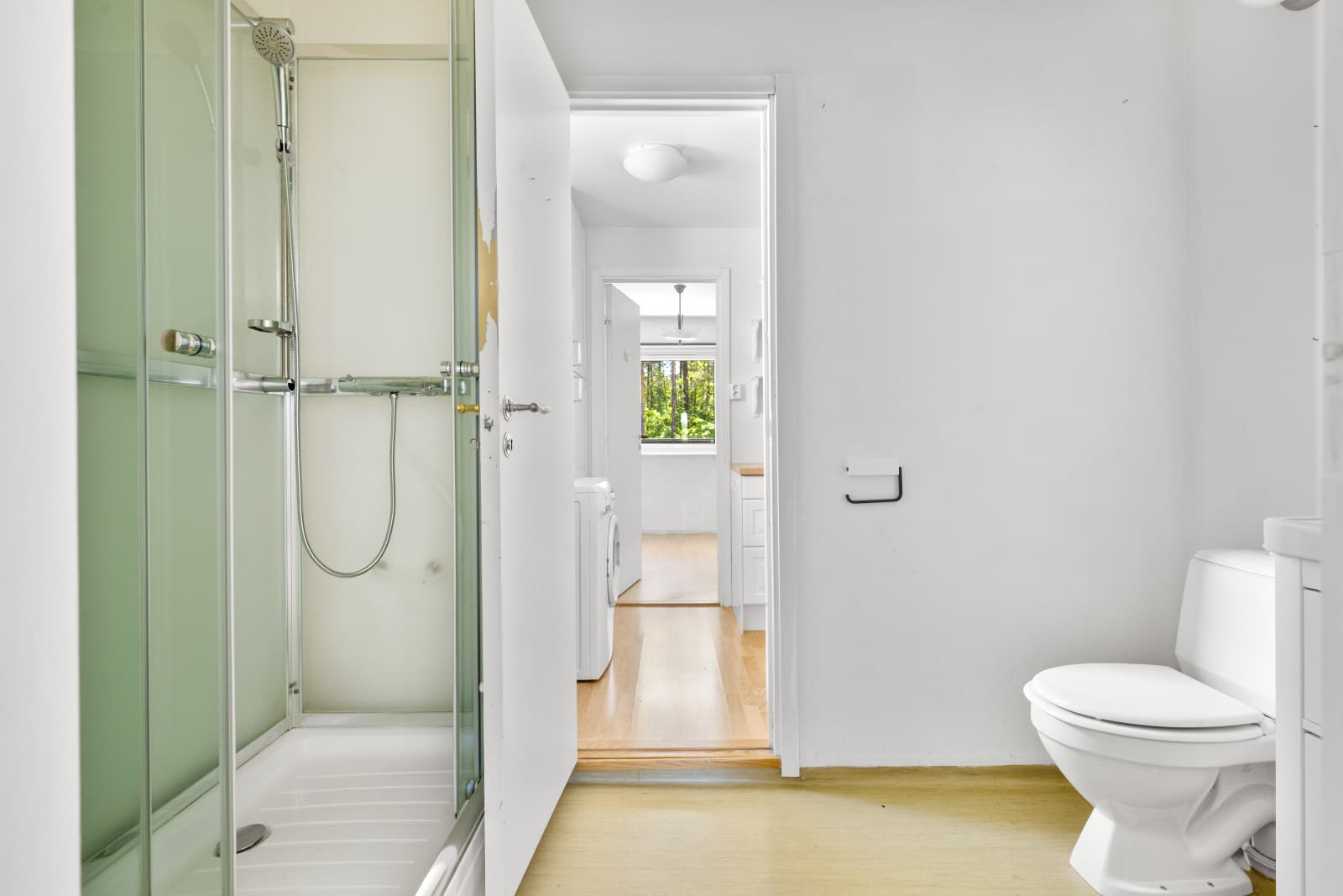 Dusjkabinettet gir en enkel og effektiv dusjløsning, mens stråleovn på veggen sørger for rask og behagelig varme, slik at badet alltid er lunt.