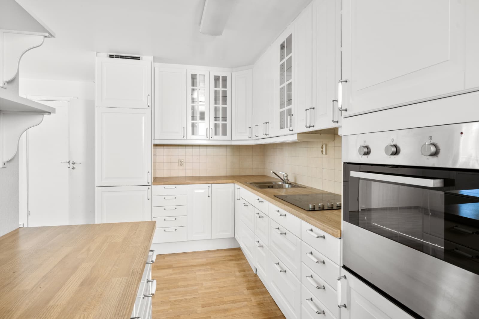 Det er avsatt en egen plass til din egen Baristastasjon, noe som gir ekstra benkeplass og gode arbeidsflater – perfekt for deg som setter pris på orden og system på kjøkkenet.