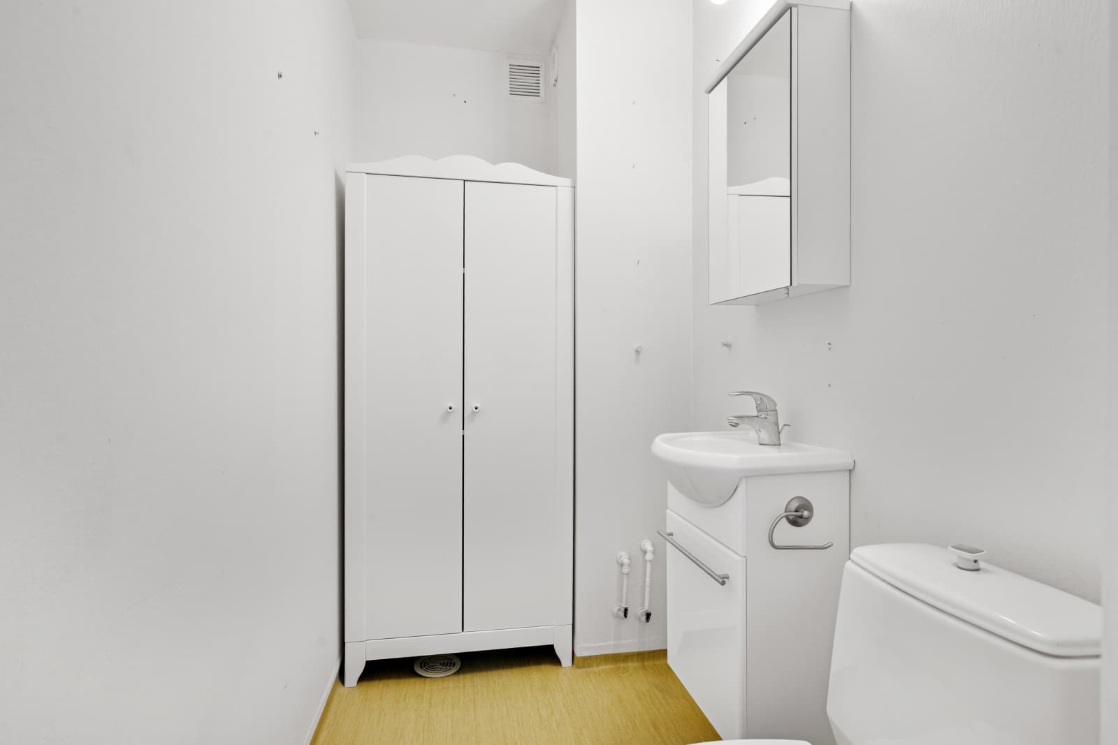 Køfritt morgenrush: WC-rommet har samme lyse og tidløse standard som hovedbad. Rommet er praktisk og funksjonelt, og gir mulighet for enkel oppgradering til dusjløsning om ønskelig.