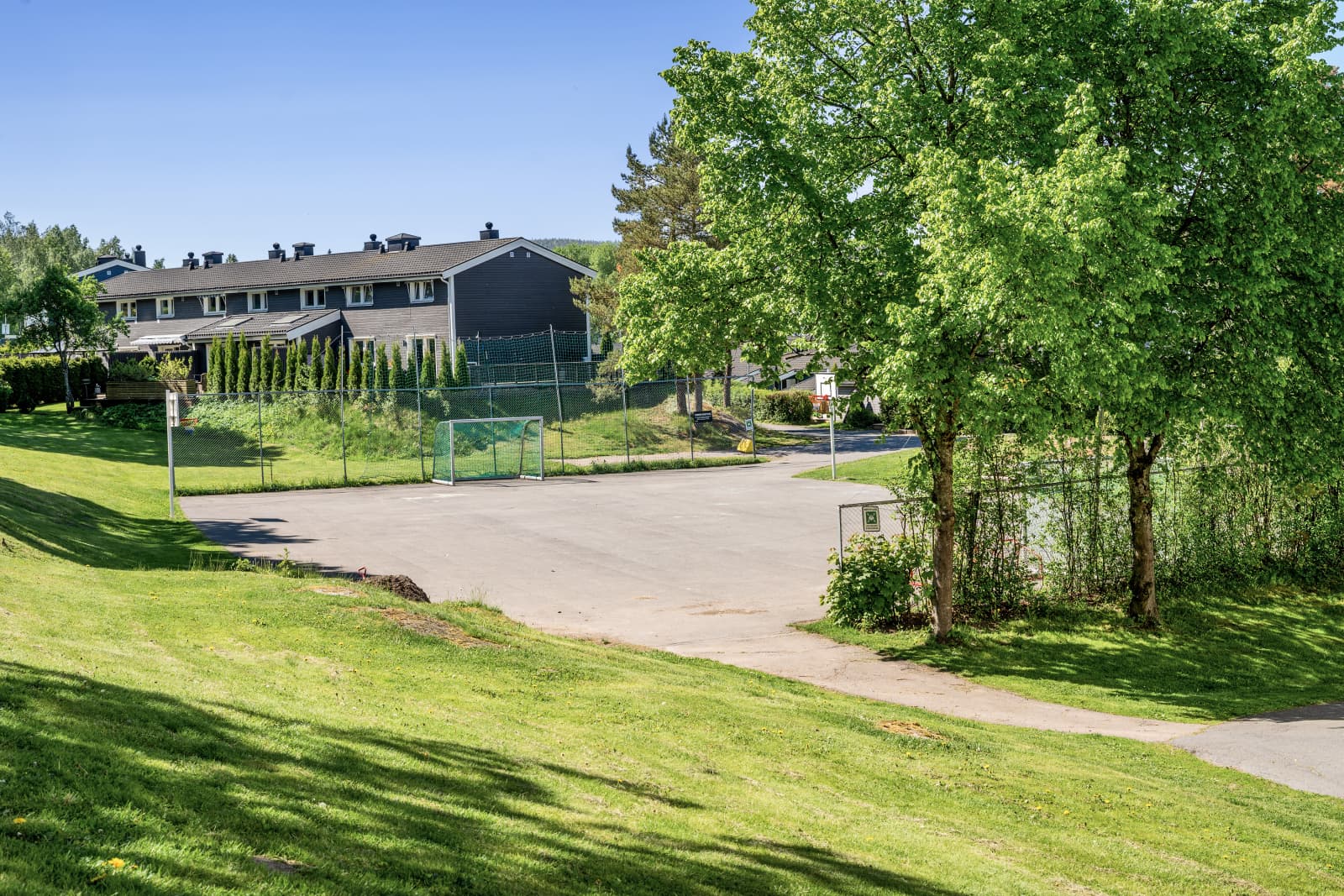 Borettslaget har flotte og velholdte fellesområder som innbyr til lek, aktivitet og sosialt samvær. Her finner du flere lekeplasser for de minste samt en grusbane som gir gode muligheter for ballspill og uorganisert aktivitet året rundt.