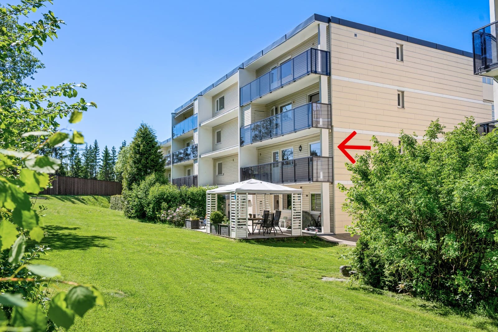 EMERA Eiendomsmegling ved Solveig Granlund har gleden av å presentere Starveien 18A. Denne lyse og gjennomgående 4-roms terrasseleiligheten ligger i det svært populære Starveien borettslag på Høybråten.
