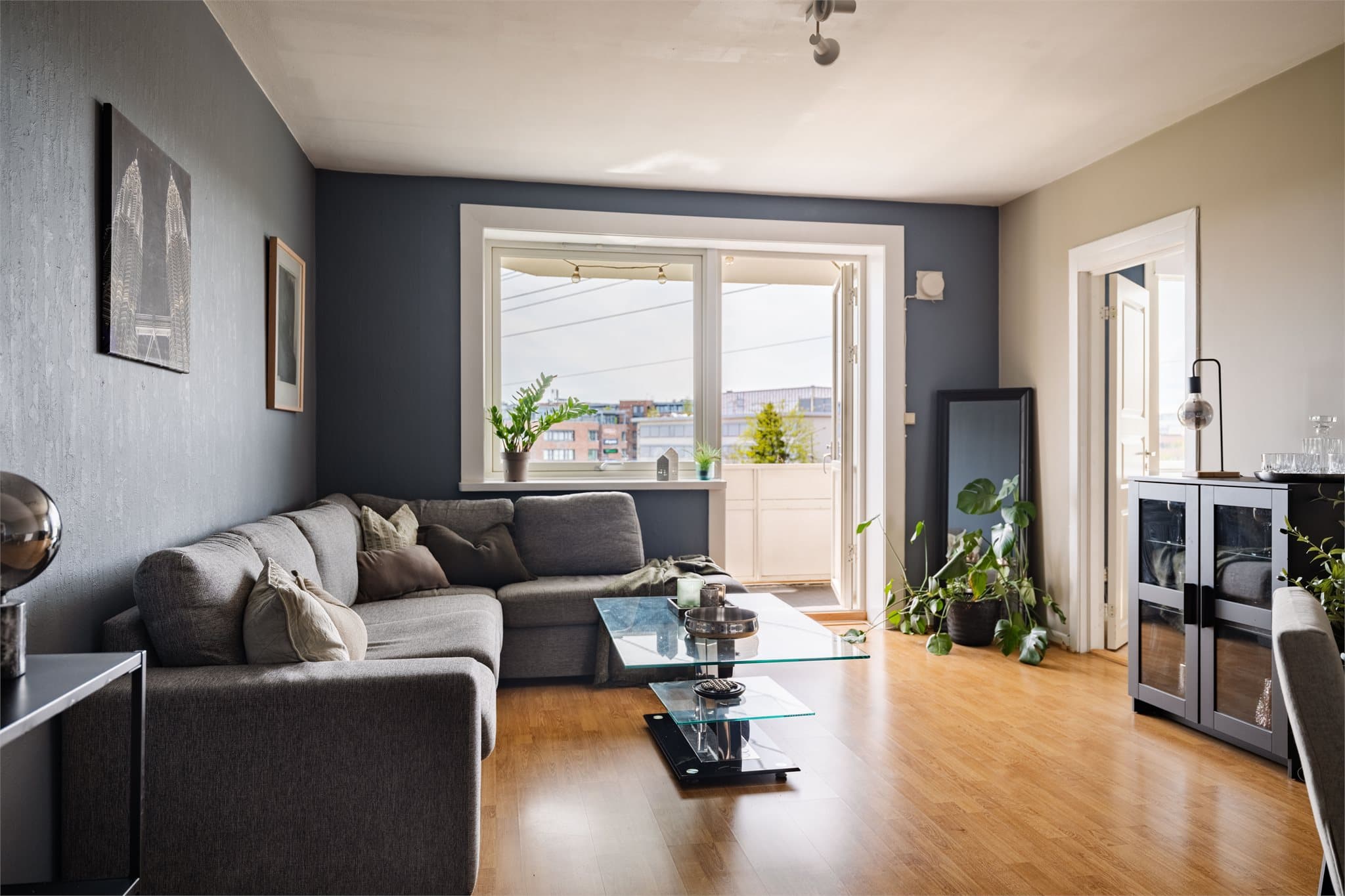 Stuen har plass til både sofagruppe og spisebord, og en peisovn gir ekstra varme og hygge.