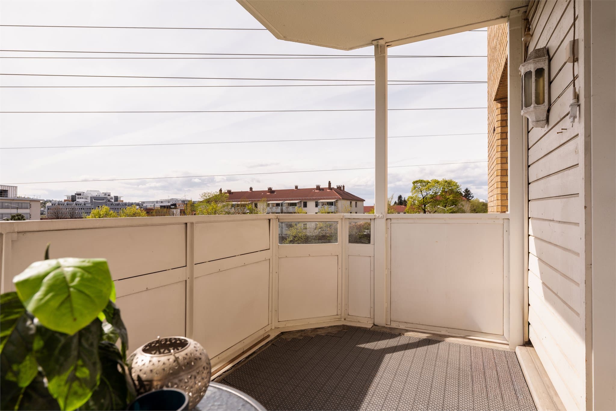 Den sørvestvendte balkongen gir gode solforhold.