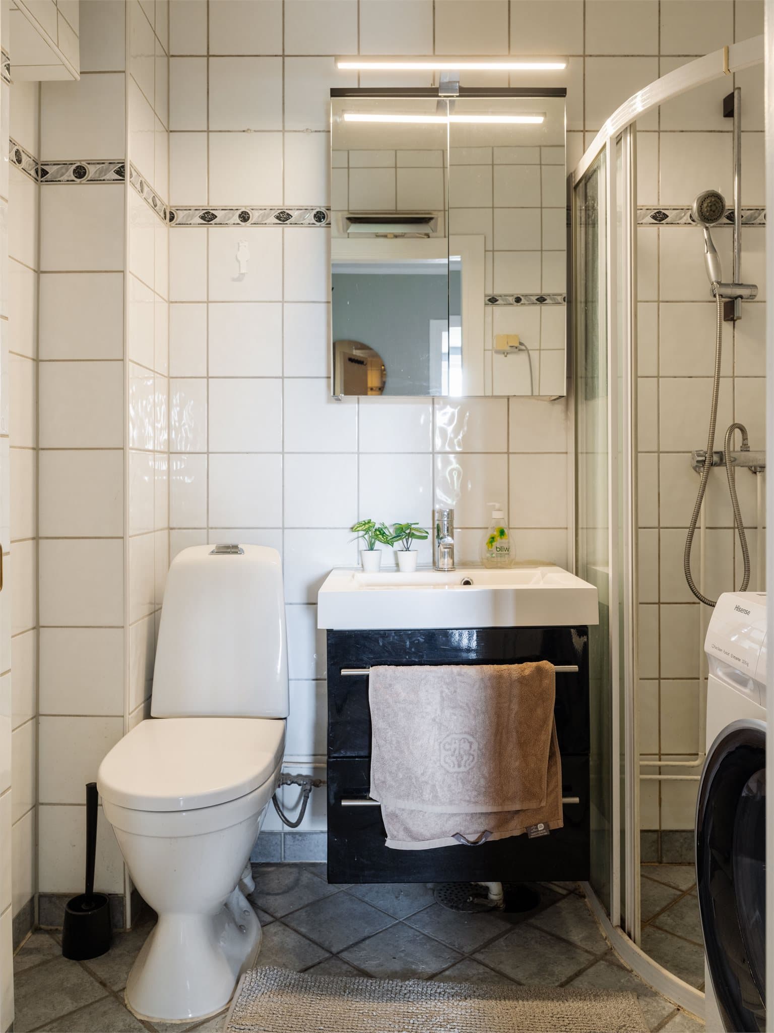 Badet er flislagt og har gulvvarme.