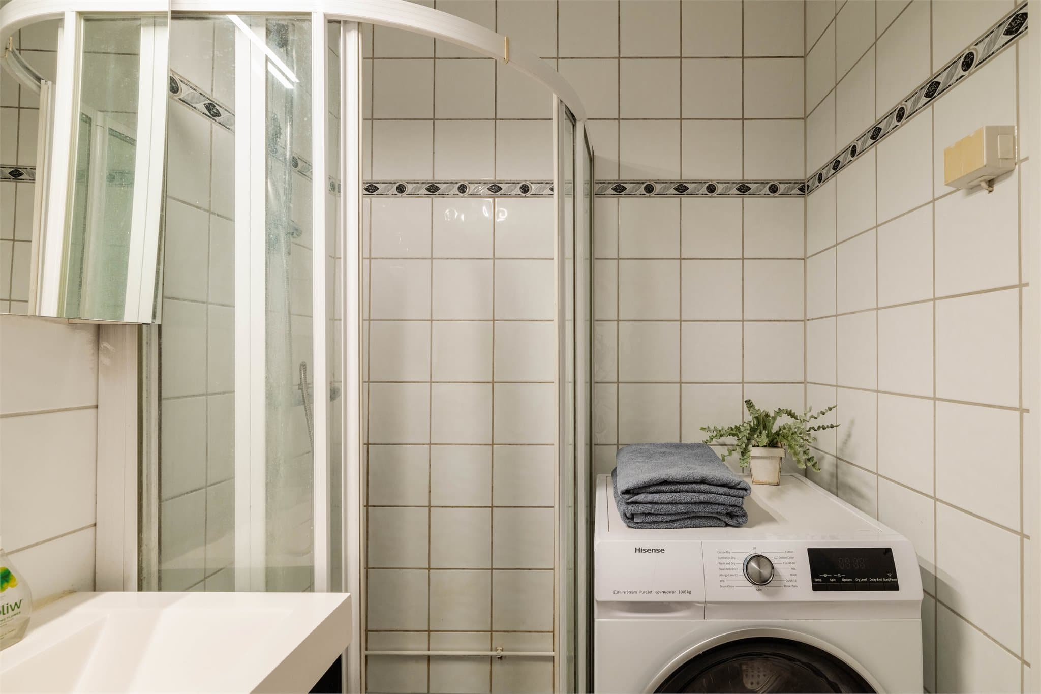 Det er opplegg for vaskemaskin på badet. Borettslaget har også et fellesvaskeri.