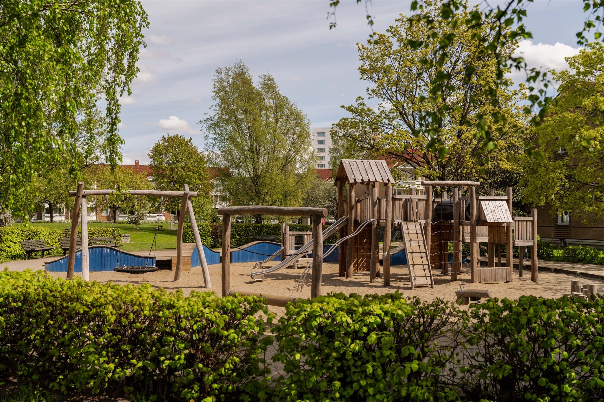 Borettslaget er barnevennlig med flere lekeplasser på fellesområdene.