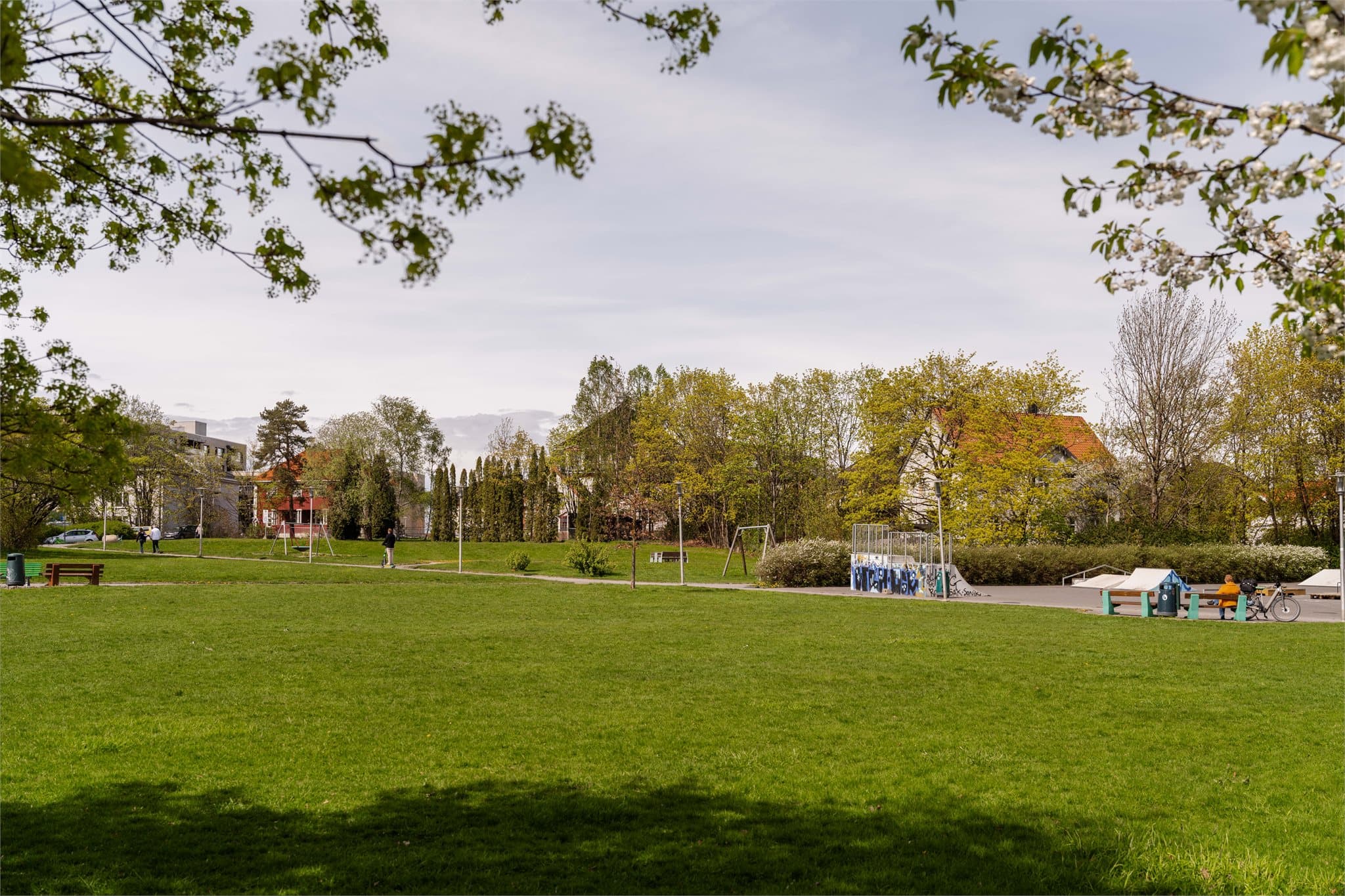 Området er en tilbaketrukket og grønn perle med gangavstand til alt du trenger.