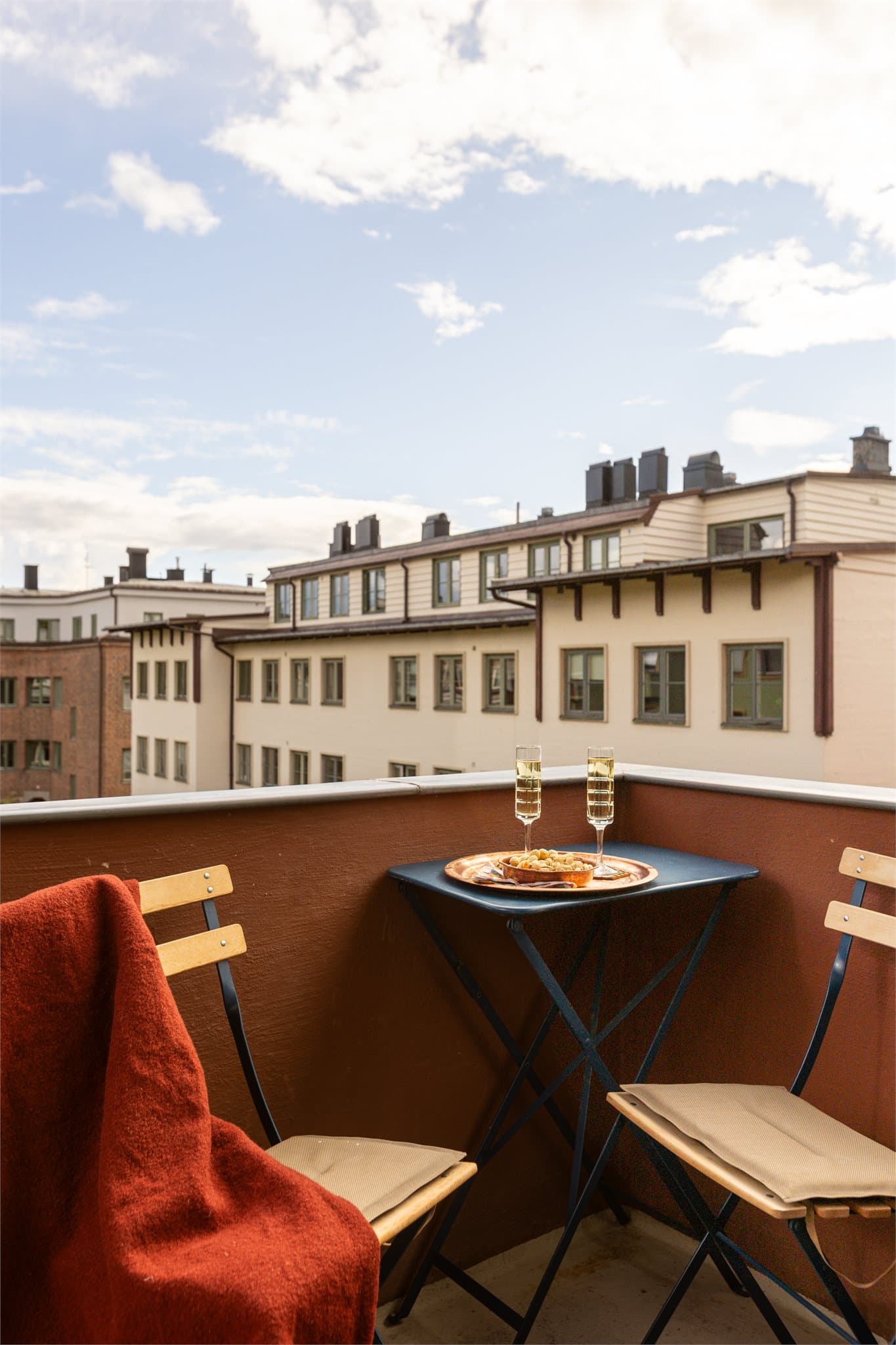 Balkongen fra stuen er ca. 2 m² og får sol fra både øst, sør og vest!