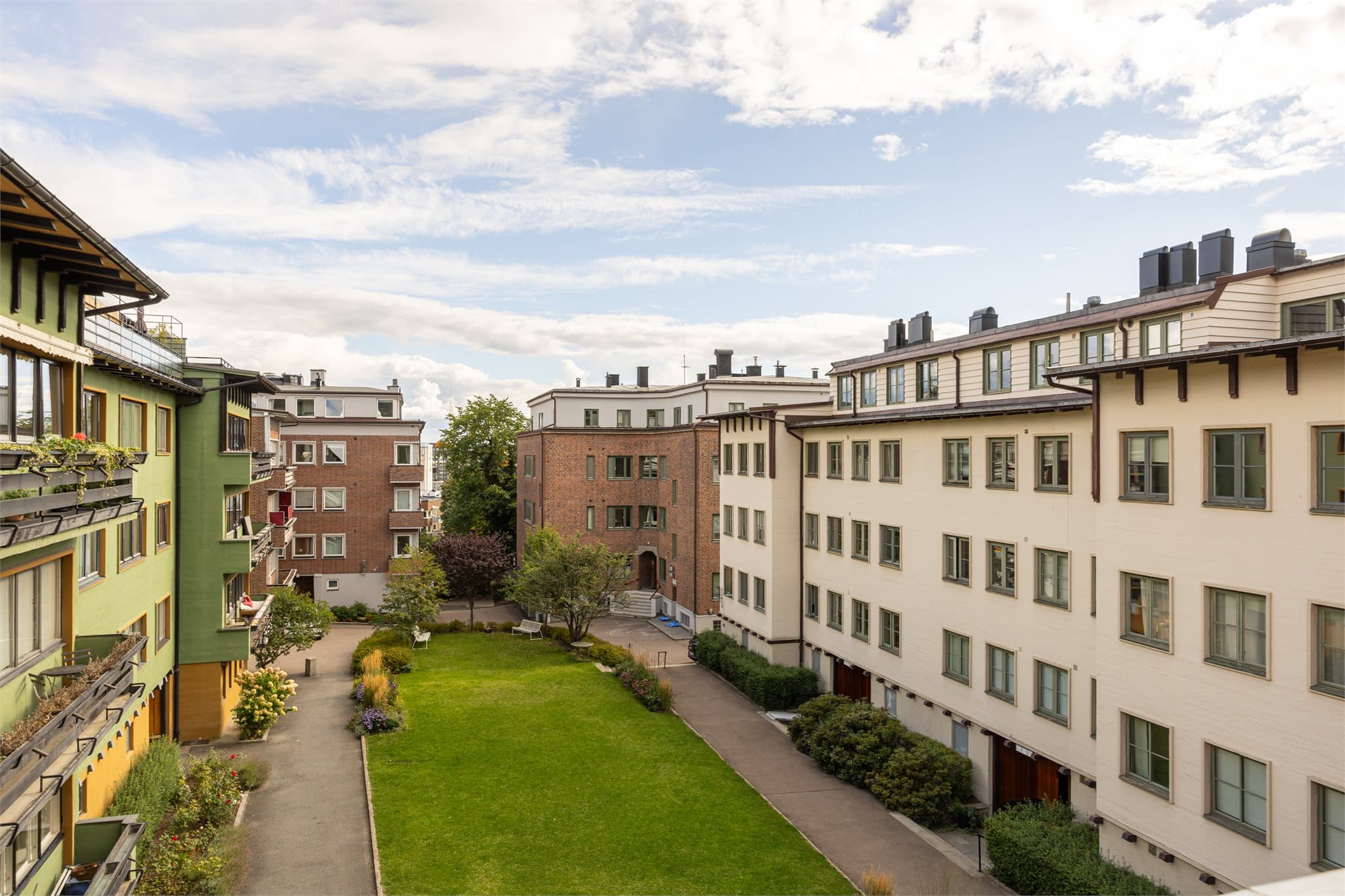 Boligen ligger skjermet til i et parkmessig atrium med felles grøntarealer.