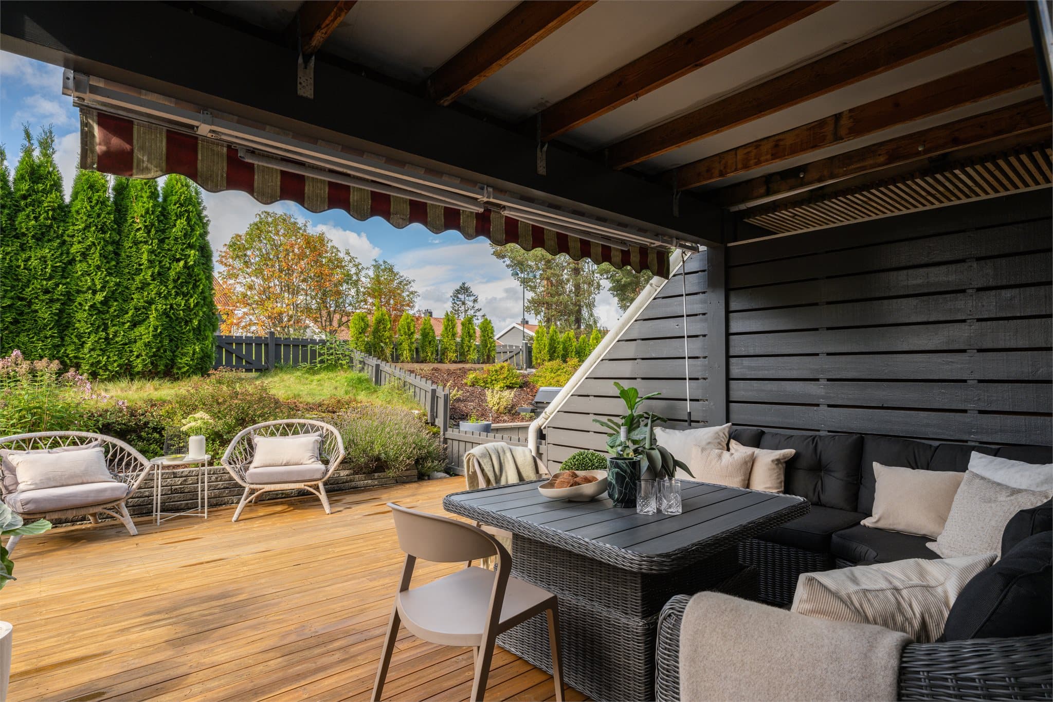 Den romslige markterrassen på 36 kvm er delvis overbygget og fungerer som en naturlig og herlig forlengelse av oppholdsrommet.