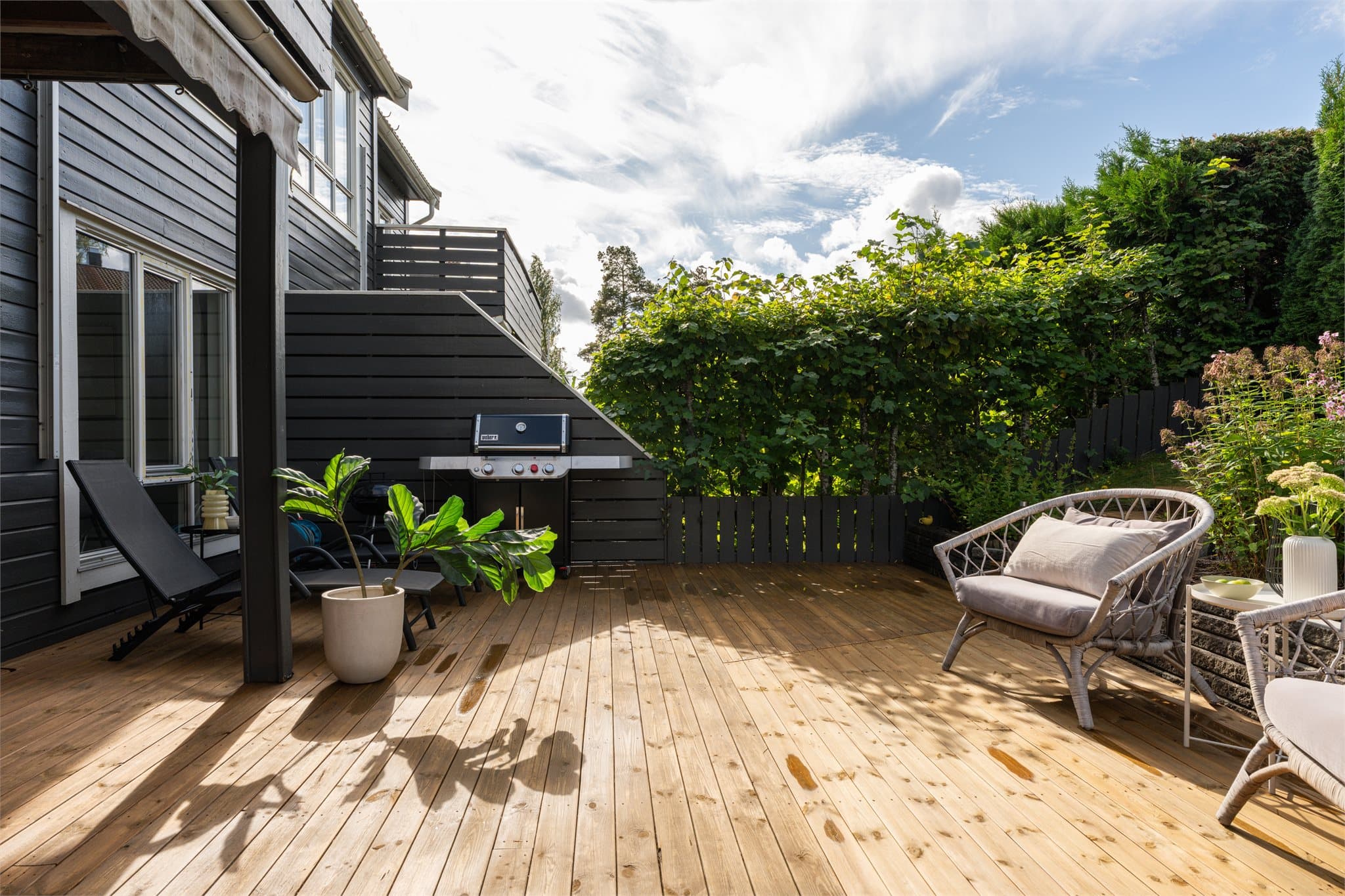 Her er det rikelig med plass til både lounge, spisegruppe og grill – perfekt for sommerens måltider og hyggelige sammenkomster.