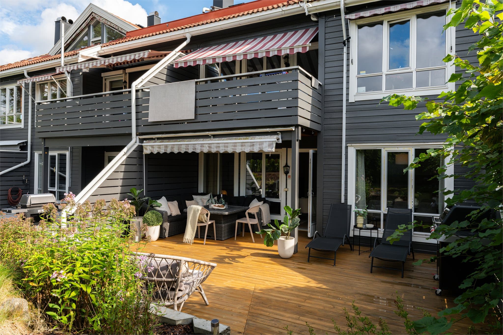 Leiligheten har en solrik og delvis skjermet uteplass med stor markterrasse, frodig beplantning og pent opparbeidet hage.