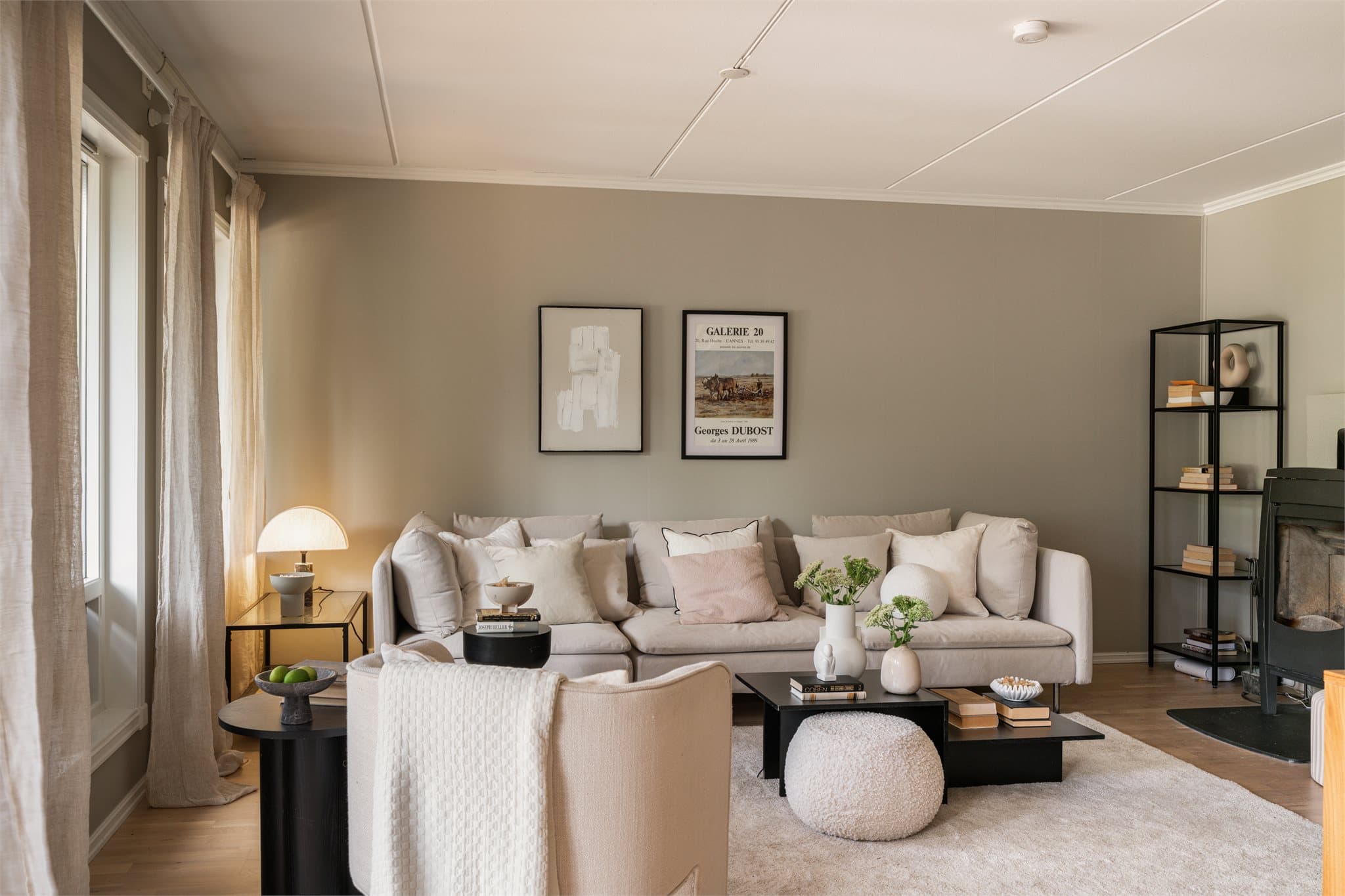 Rommet er lyst og innbydende med lune fargetoner, god plass til sofagruppe og vedovn som gir både varme og hygge.