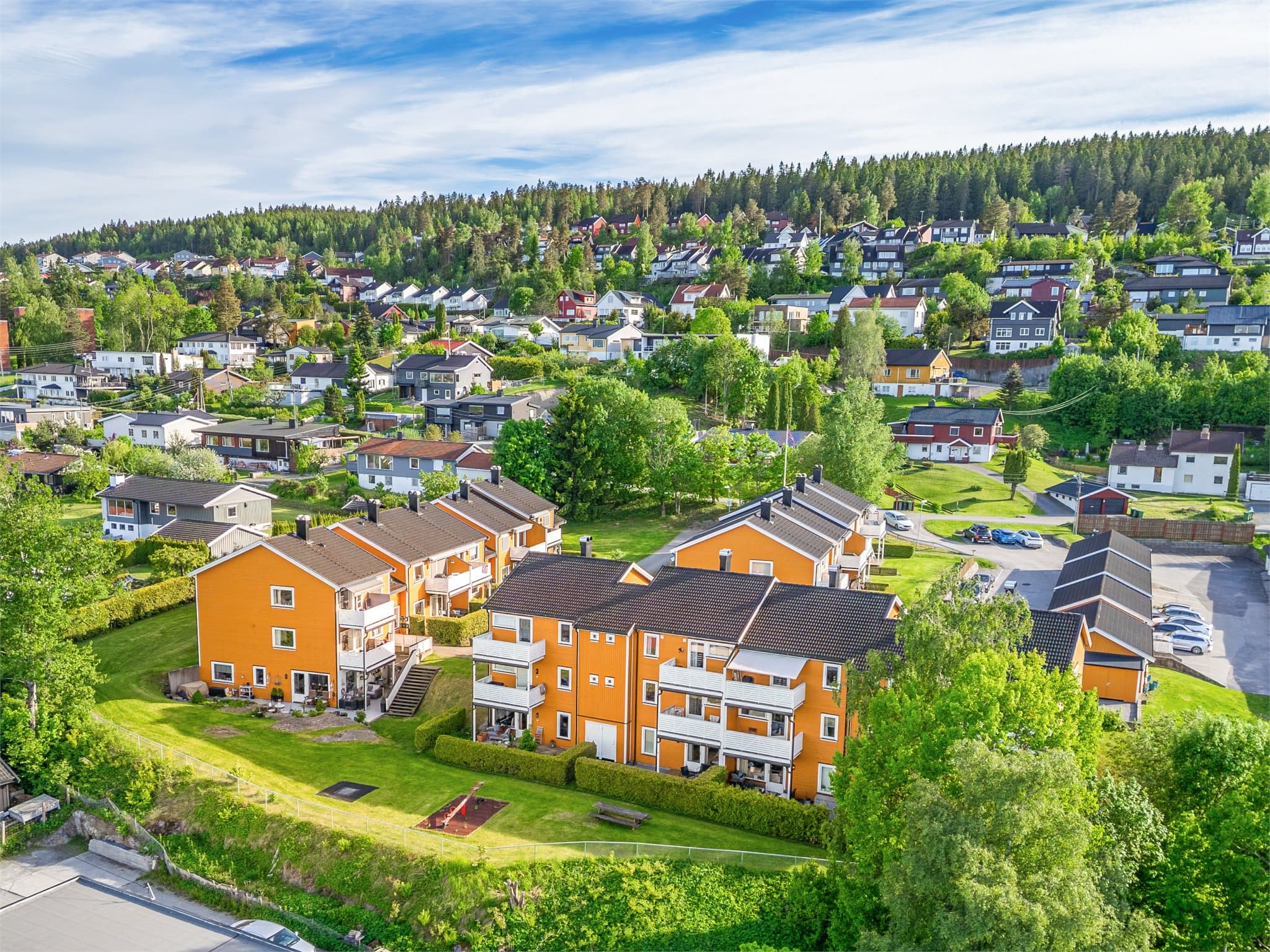 Leiligheten ligger i Hagastua borettslag med pent opparbeidet fellesområde med sittebenker, bålpanne/grillområde samt lekeplass for de minste.