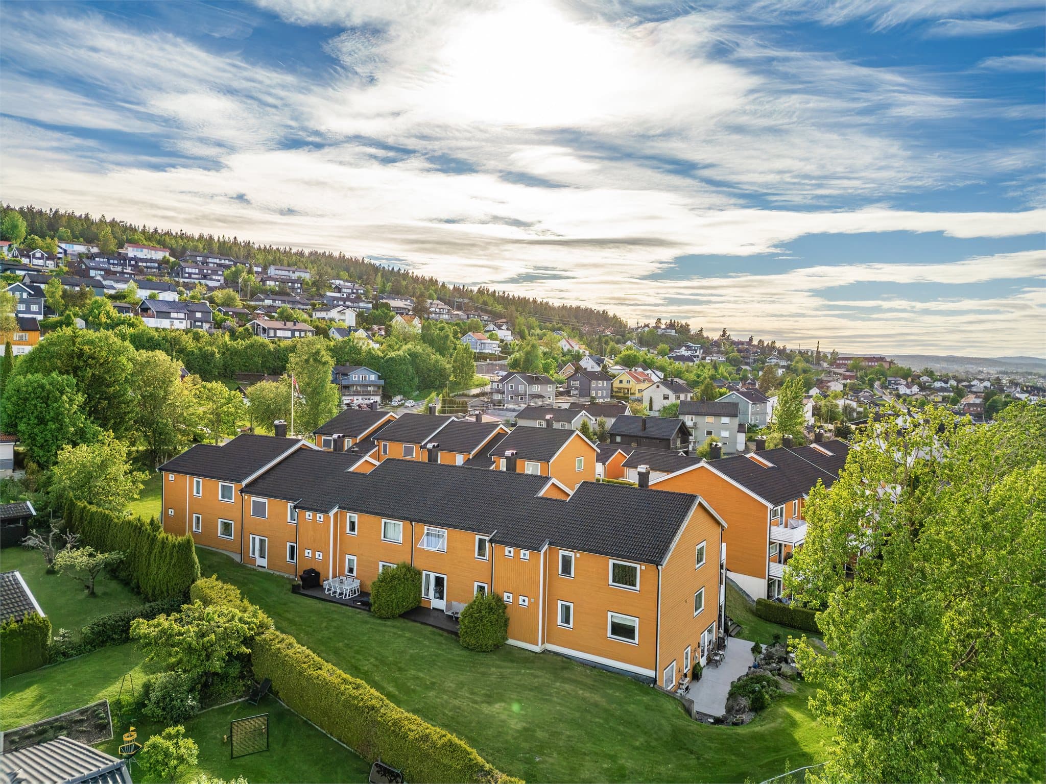 Leiligheten ligger fint til på enden av rekken, med gode lysforhold, luft rundt boligen og en åpen utsikt over nærområdet.