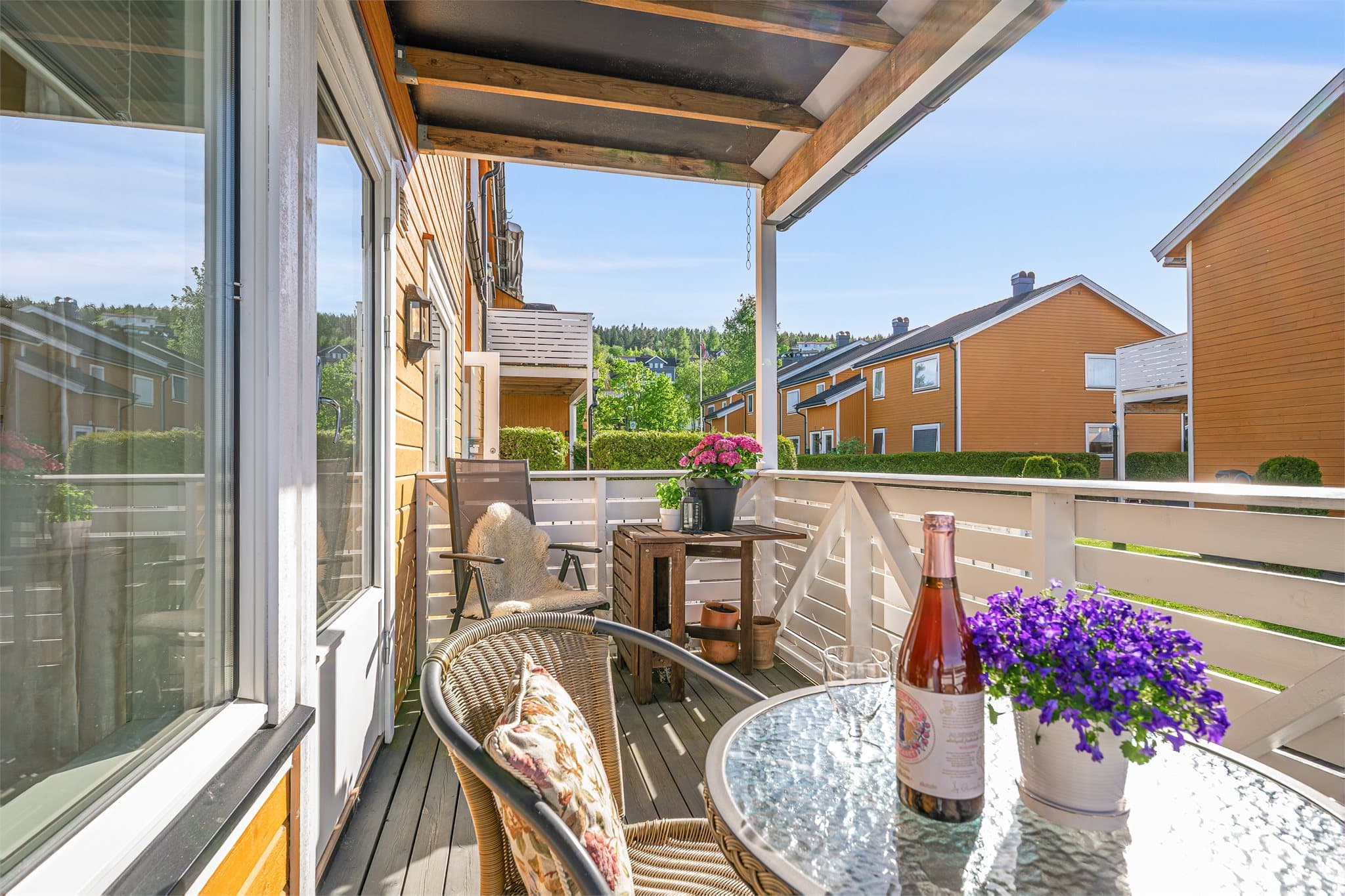 Balkongen har god plass til sittegruppe, grill ol.