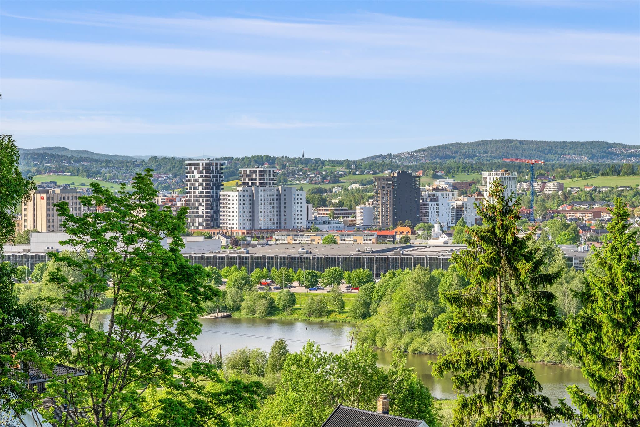 Her bor du i grønne omgivelser med flott utsikt, samtidig som Lillestrøms byliv og servicetilbud er innen kort avstand.