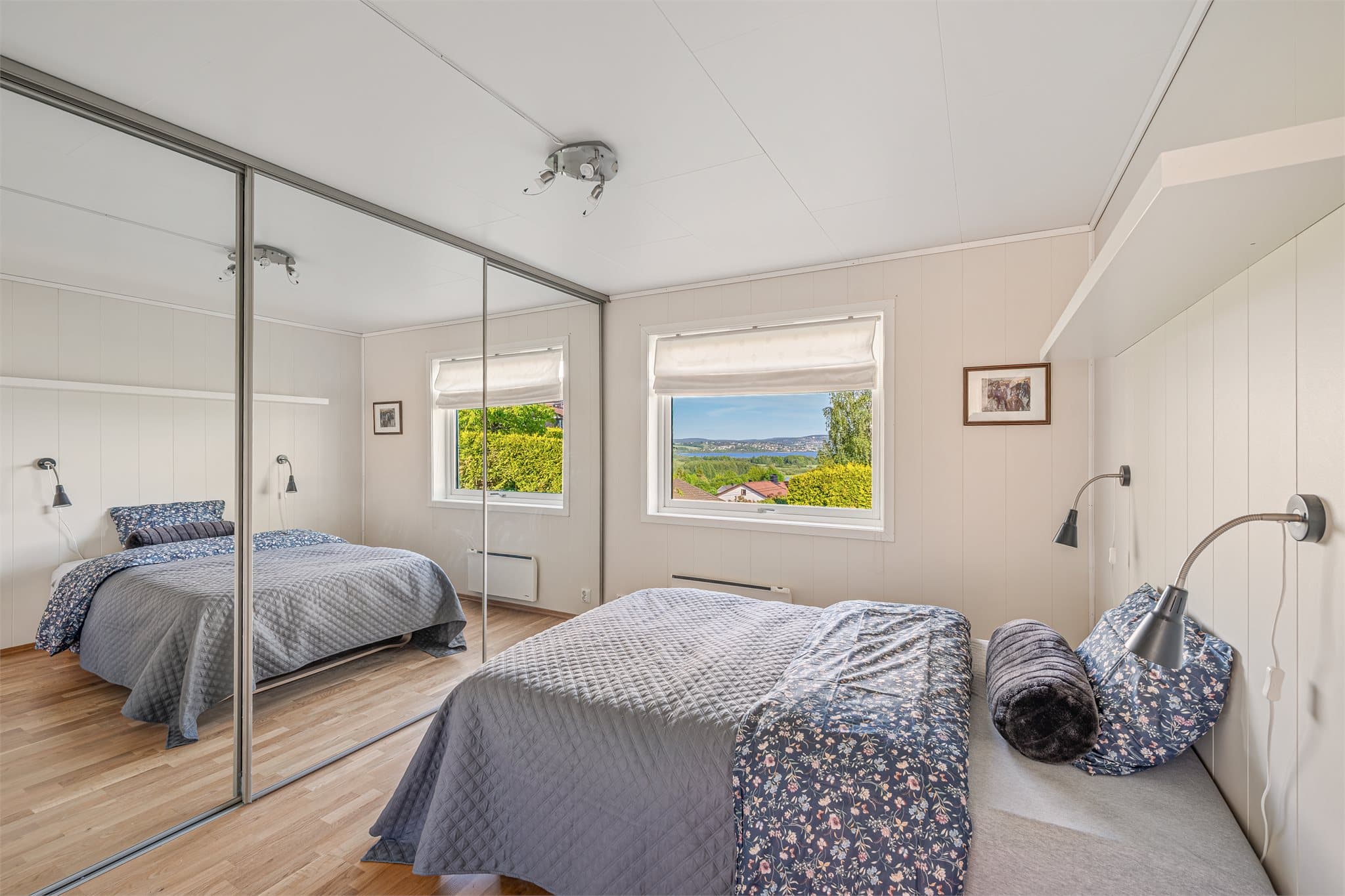 Hovedsoverommet har skyvedørsgarderobe med speilfronter.
