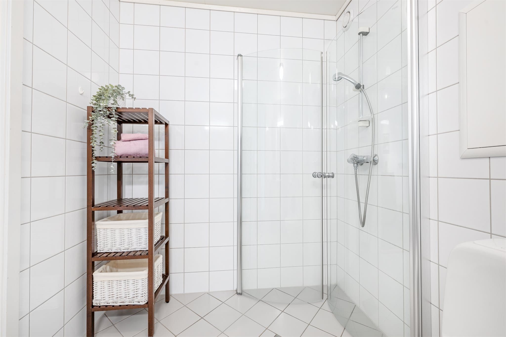 Baderommet har opplegg til vaskemaskin og god plass til vaskemaskin og tørketrommel i vaskesøyle.