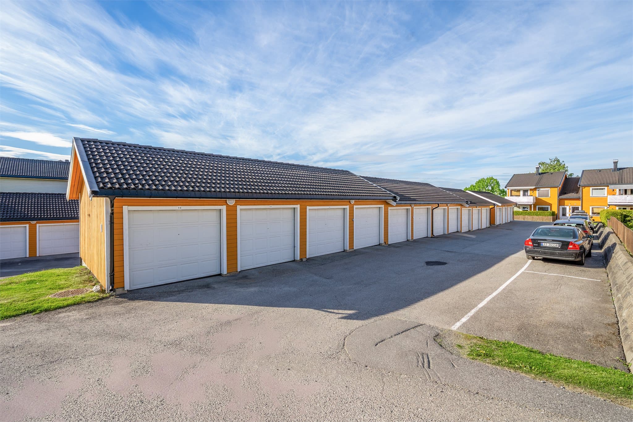Det medfølger garasjeplass i felles garasjerekke. Borettslaget har lagt opp infrastruktur for lading av El-bil.