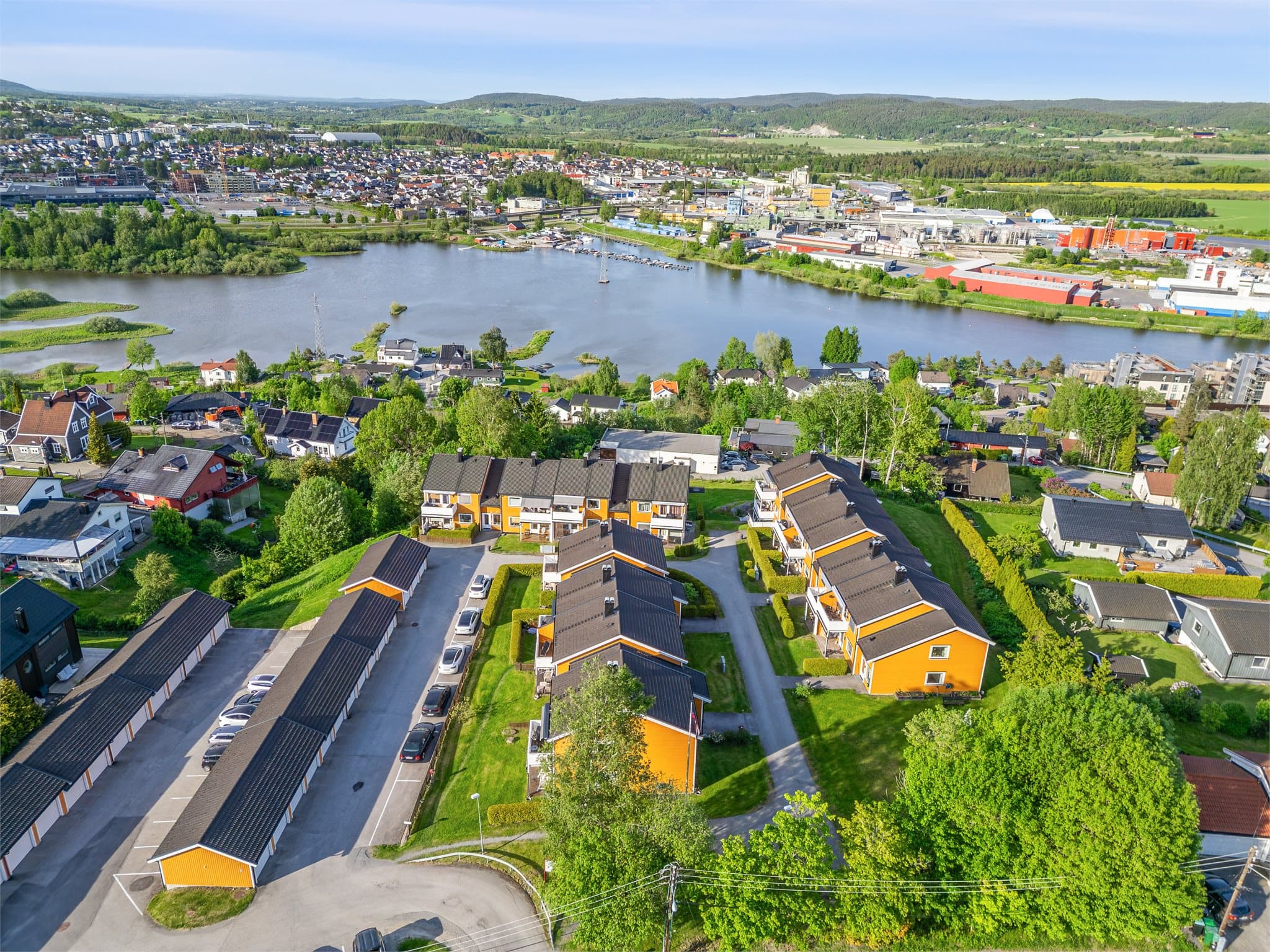 Eiendommen ligger sentralt til i et attraktivt og veletablert boligområde med kort vei til både skoler, barnehager, servicetilbud og kollektivt.