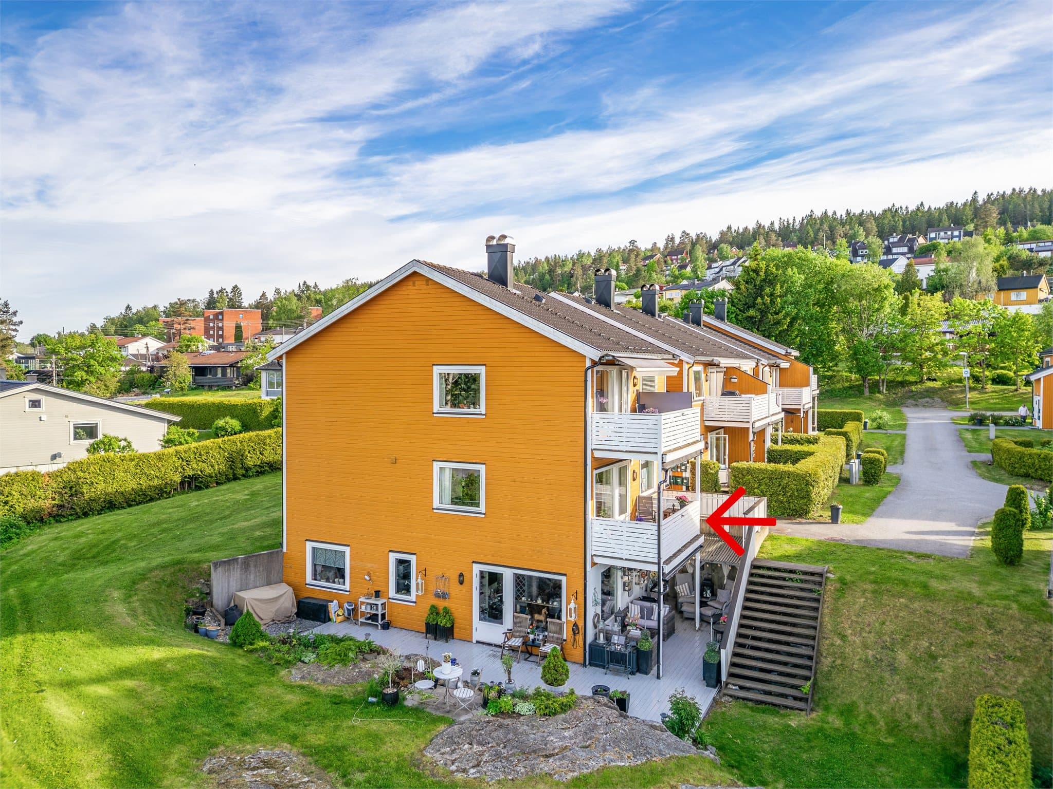 Emera Eiendomsmegling ved Solveig Granlund har gleden av å presentere Prost Refsums veg 10A. En trivelig 3-roms andelsleilighet i et veletablert boligområde i Rud skolekrets. Den markerte endeleiligheten ligger solrikt til i borettslaget med flott utsikt.