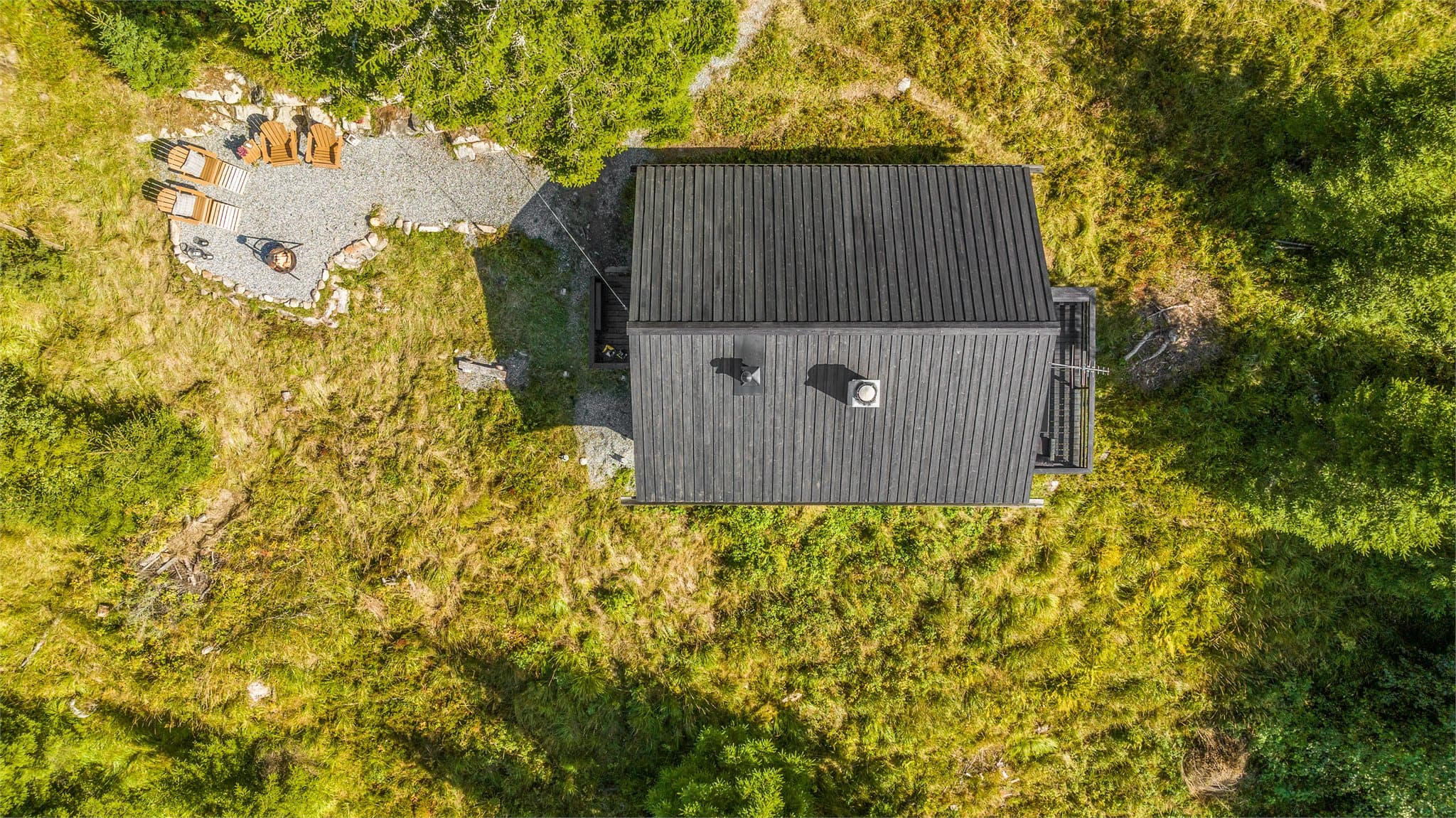 Romslig, eiet tomt på ca. 2390 kvm gir spillerom for både egne hobbyer og boltreplass for små utforskere.
