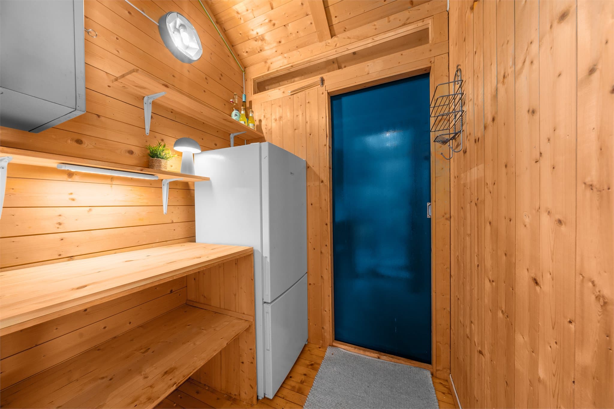 Praktisk innvendig bod med gode muligheter for oppbevaring av turutstyr, ved og øvrige eiendeler.